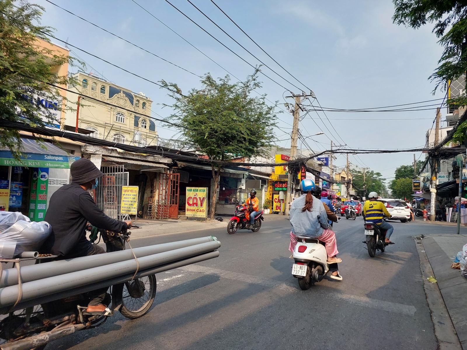 Hẻm oto 7 chỗ, 20m là mặt tiền, ngay Công viên Làng Hoa, gấp bán nhà Cây Trâm