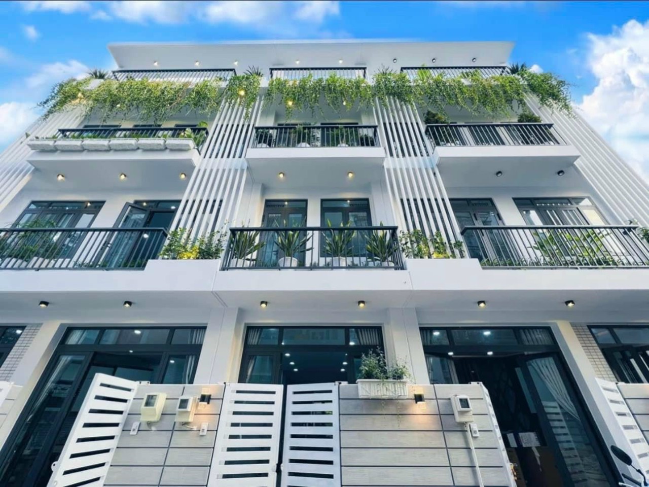 Bán nhà mới giá rẻ Lê Quang Định 5 tầng chỉ 6.6 tỷ