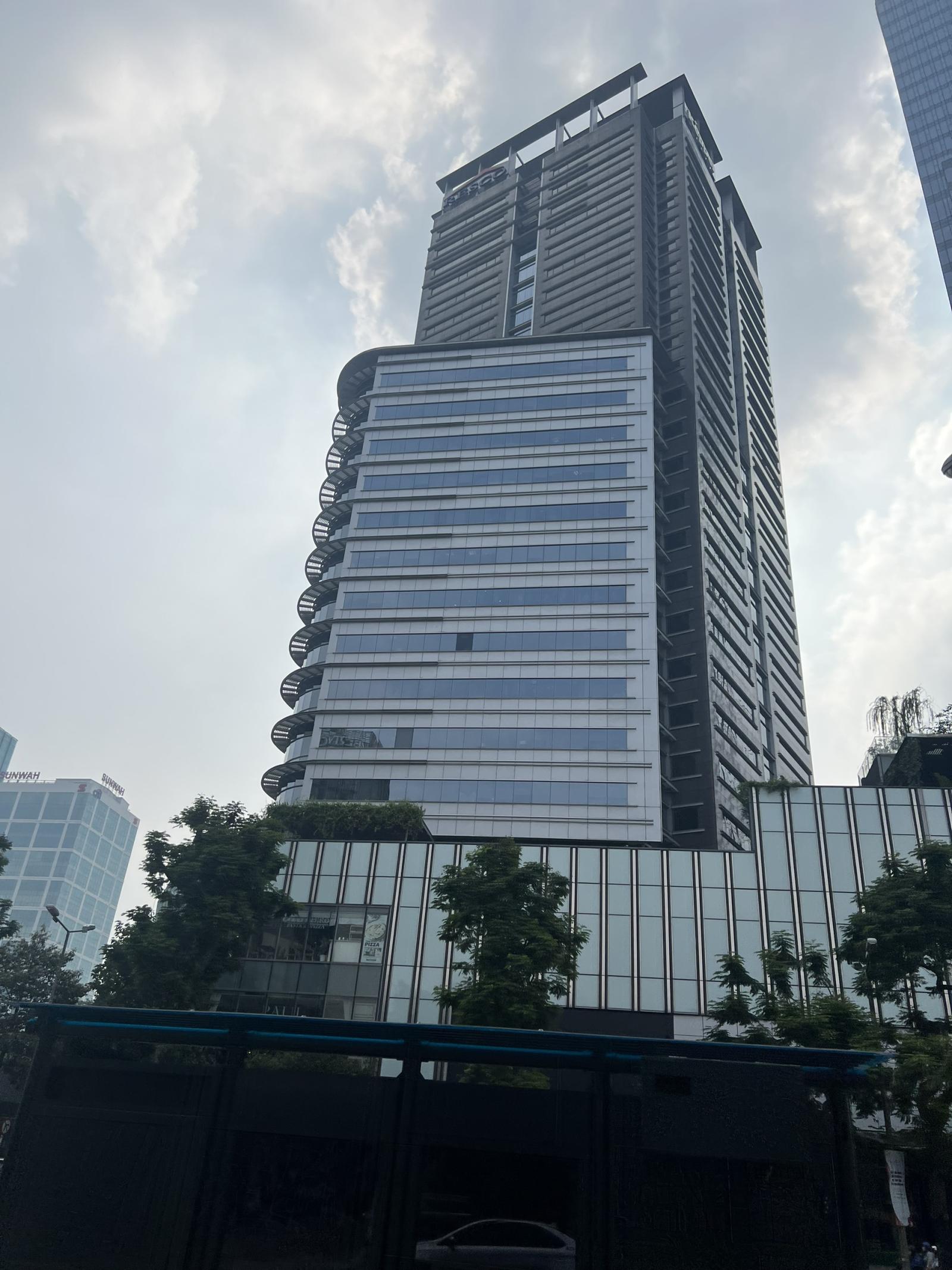 Tòa nhà CMT8, kế Viettel Building – Q10. DT 12x18m, 5 tầng thang máy. cho thuê 250tr/1th. Giá bán 77 tỷ TL