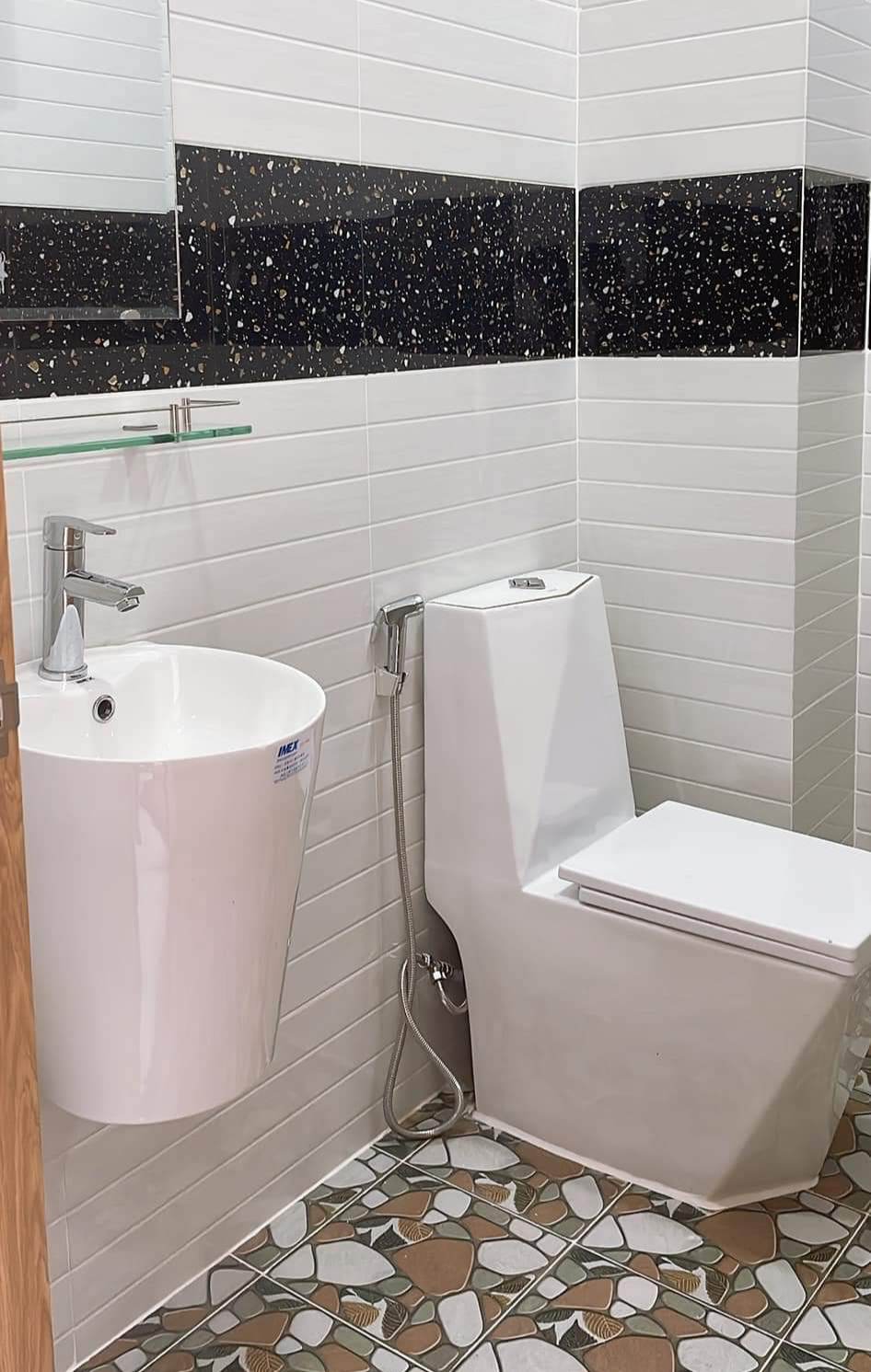 Bán nhà 3 tấm mới đẹp ở liền, hẻm Hoàng Diệu kế bên trung tâm Quận 1