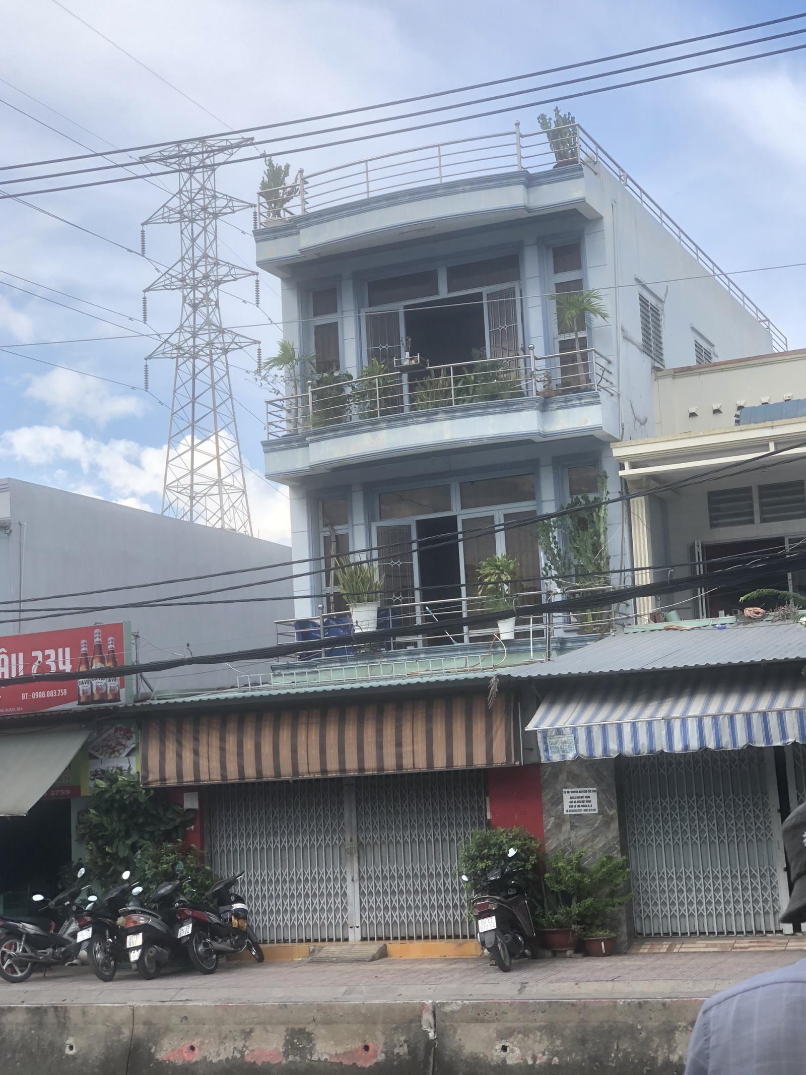 Nhà ngang 5.5m giá rẻ mặt tiền đường Huỳnh Tấn Phát.