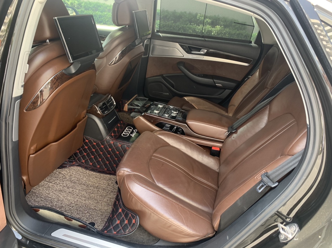 Bán nhanh Audi A8 xe 1 chủ đi 90k km đẹp như mới