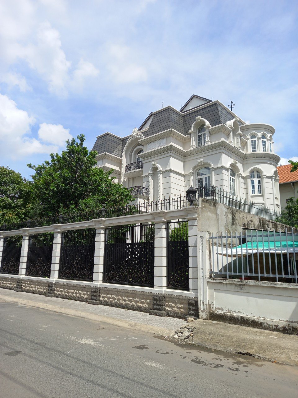 Biệt Thự Trung Tâm P.15 quận PN MTNB 38 Nguyễn Văn Trỗi, 14x21m, 3 Tầng mới đẹp - 80 TỶ