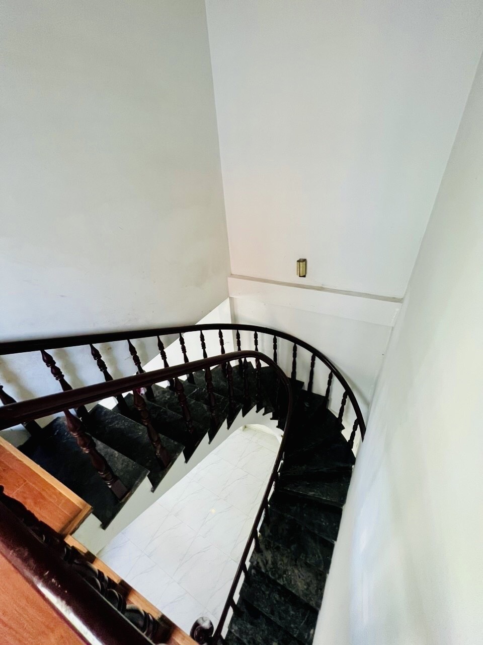 Rất gấp bán nhà Sư Vạn Hạnh, Hẻm xe hơi 5m, 5 tầng BTCT, 42m2, giá 7 tỷ 7.