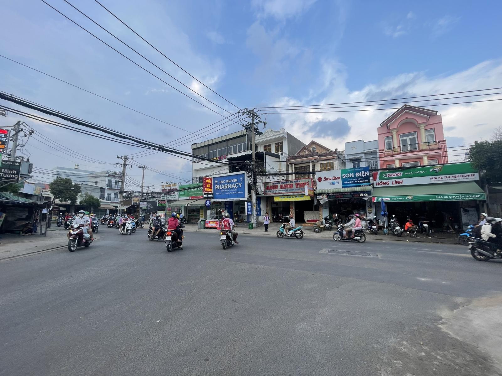 Bán nhà 3 mặt tiền kinh doanh, 1 trệt 1 lầu sân thượng, đường 339, Phước Long B, DT 81m2.
