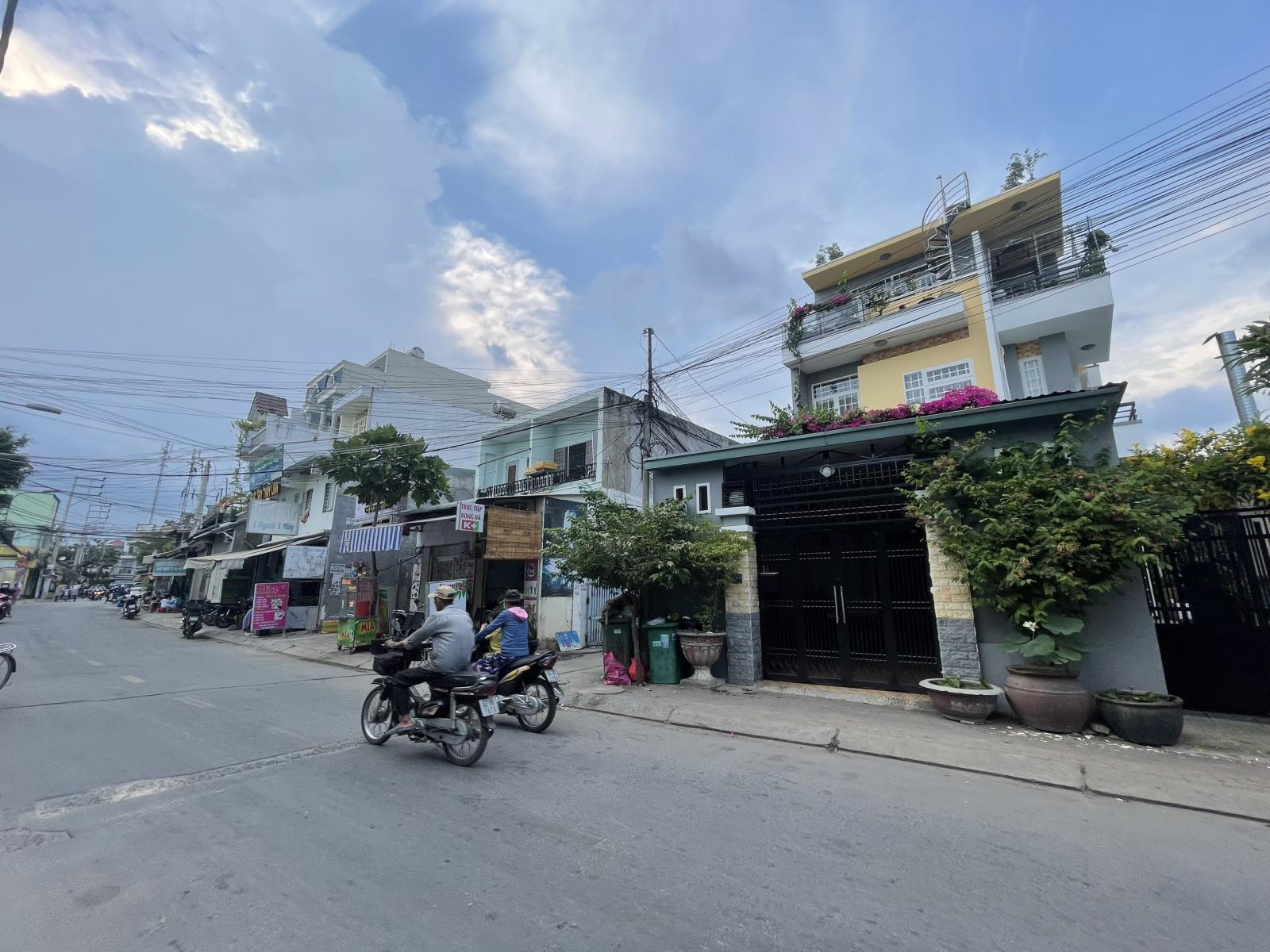 Bán nhà 3 mặt tiền kinh doanh, 1 trệt 1 lầu sân thượng, đường 339, Phước Long B, DT 81m2.
