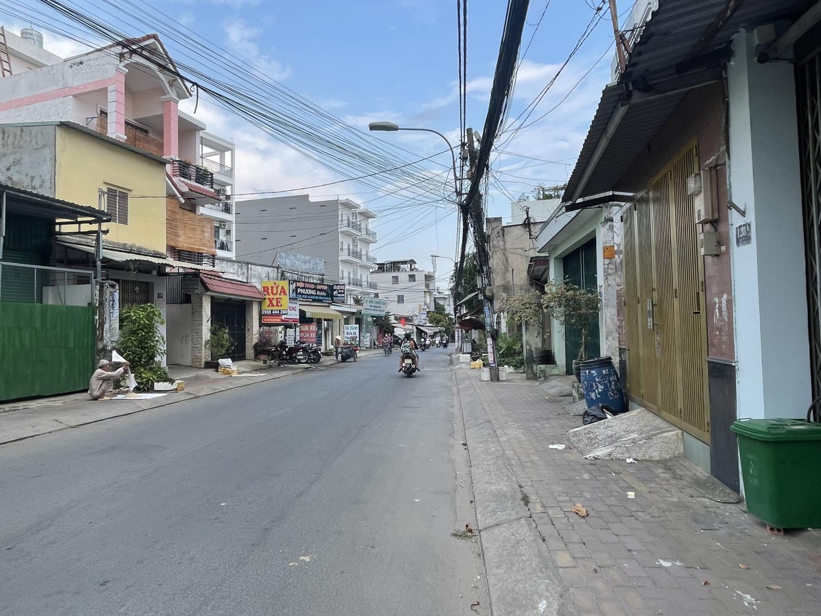 Bán nhà 3 mặt tiền kinh doanh, 1 trệt 1 lầu sân thượng, đường 339, Phước Long B, DT 81m2.