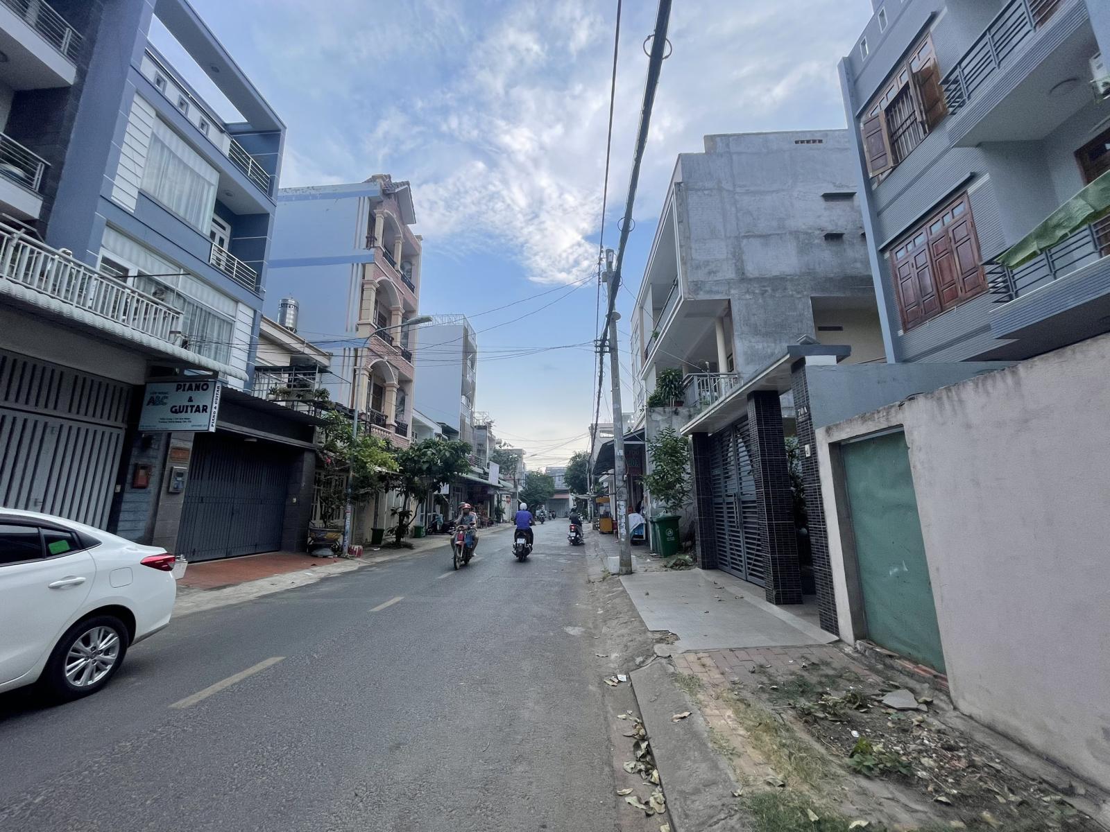 Bán nhà 3 mặt tiền kinh doanh, 1 trệt 1 lầu sân thượng, đường 339, Phước Long B, DT 81m2.