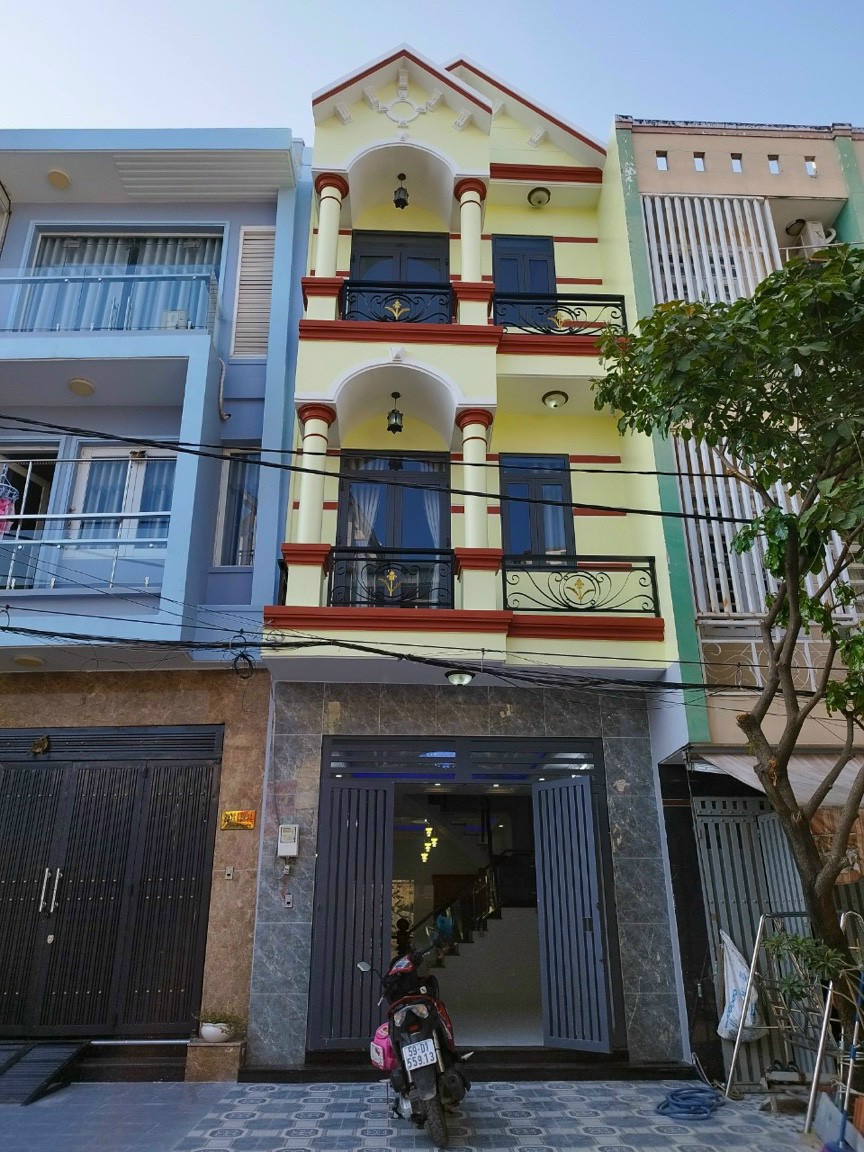 Bán nhà khu vip Nhà Bè đường Nguyễn Thị Hương, dt 4x15m, 2 lầu, 4pn, 4wc, giá 5,7 tỷ.
