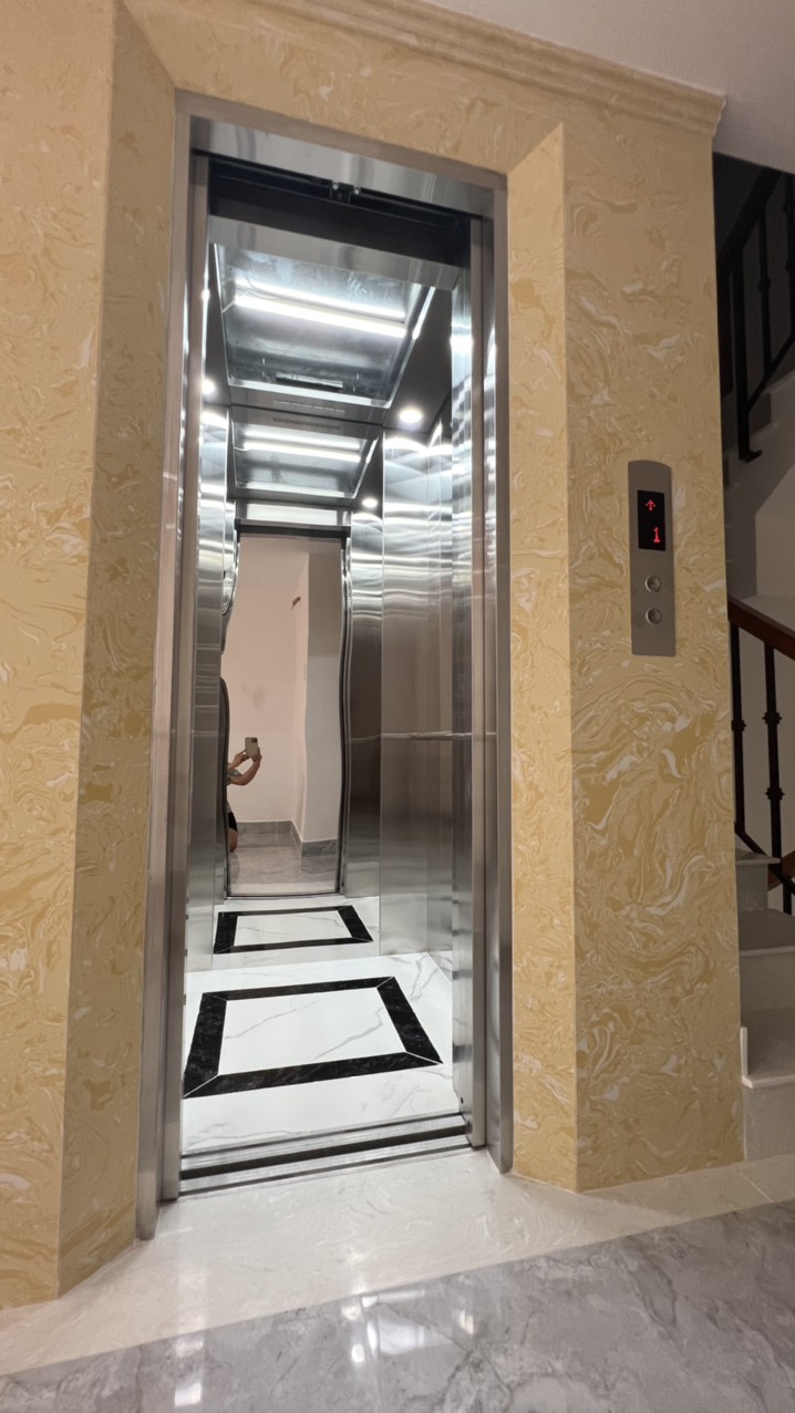 Bán gấp Nhà hẻm xe Hơi Lạc Long Quân , P.3 , Q.11 (4x12m) 6 tầng + thang máy. giá 9.8 tỷ TL