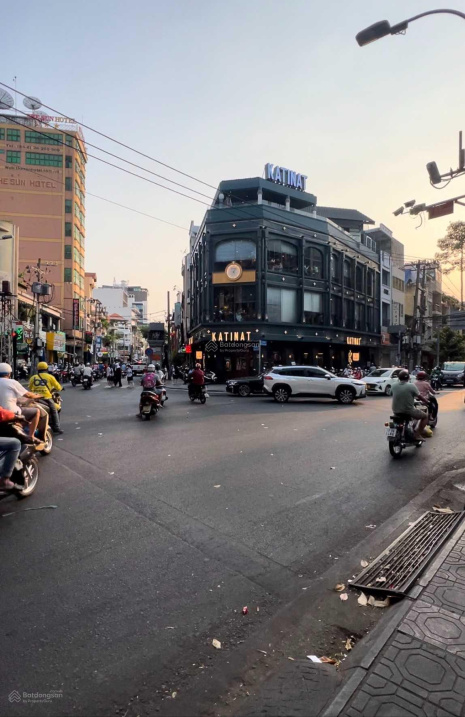 Bán căn góc 2 mặt tiền cực kỳ đẹp đường Trần Quang Khải, P.Tân Định, Quận 1. HĐT: 200tr/tháng
