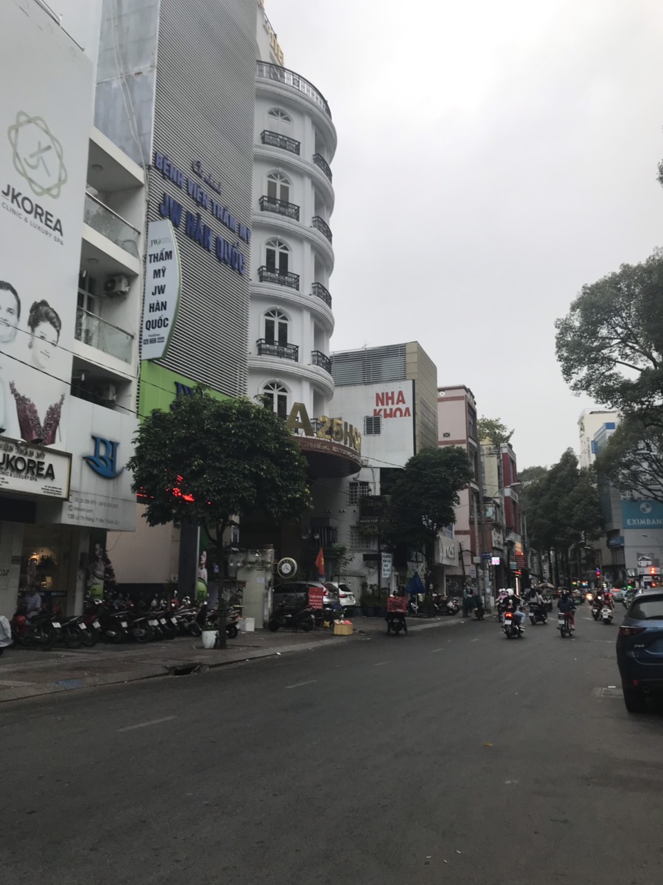 Bán nhà mặt tiền Q1,đường Lê Thị Riêng,DT: 4m x 15m,3 lầu,giá 32 tỷ TL