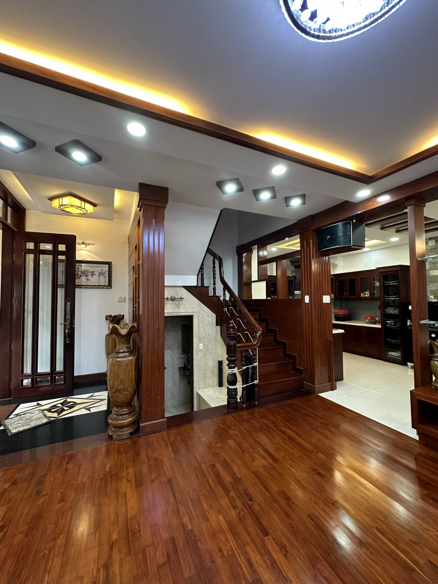 Bán Villa Phố Nguyễn Đình Chiểu, Q3 - nội thất gỗ cao cấp 