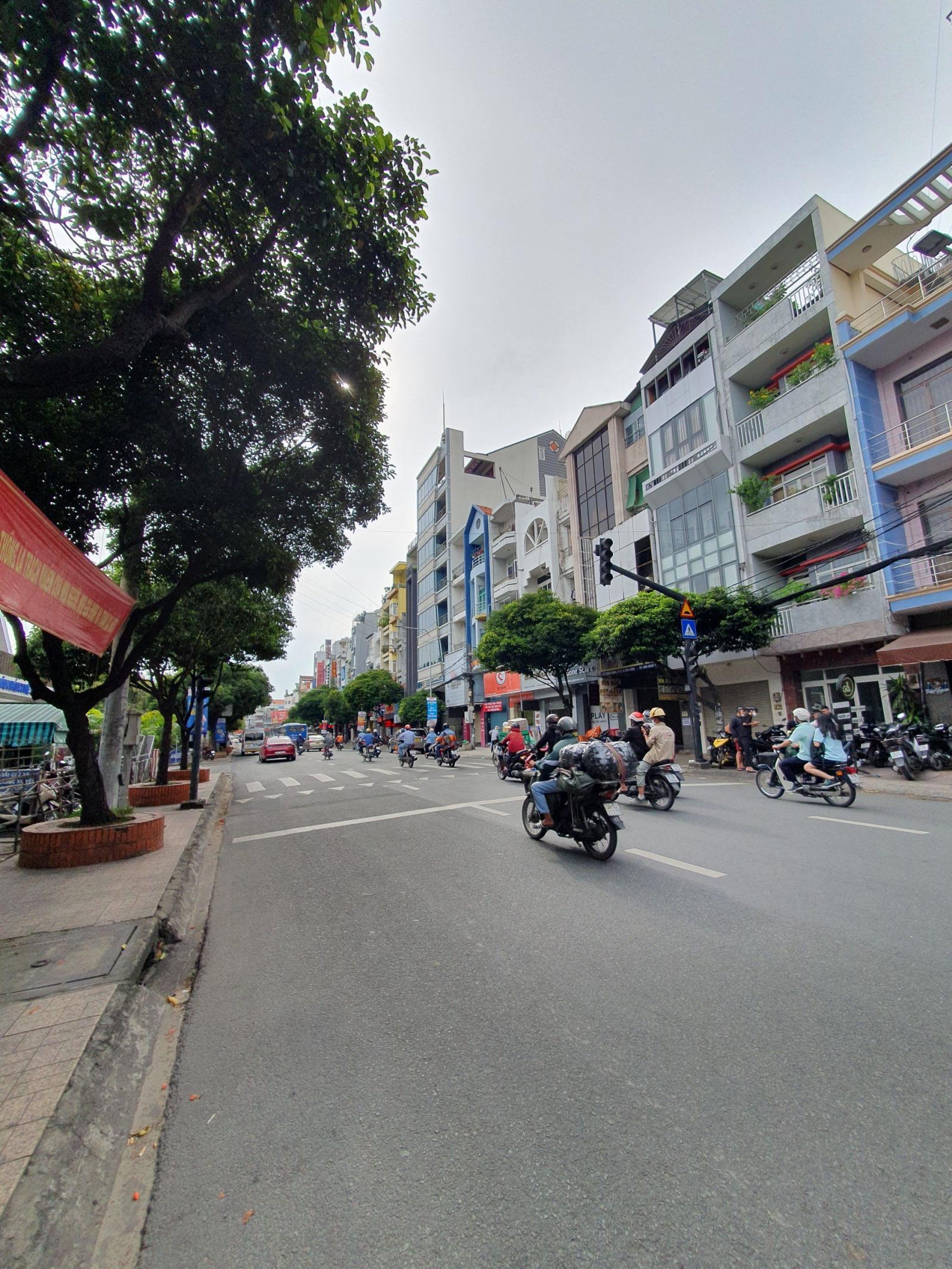 4,7 x 22m, mặt tiền 5 lầu đường Huỳnh Văn Bánh - Phú Nhuận (nhà có sân, có lề đường - 24 tỷ)
