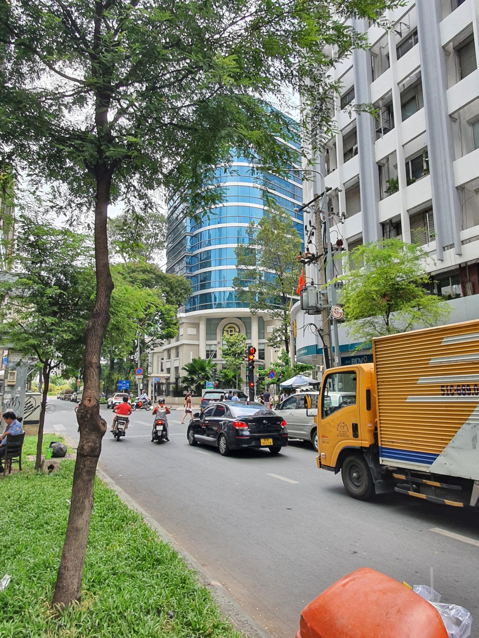 Toà nhà cao ốc văn phòng mới xây mặt tiền đường 27-29 Nam Kỳ Khởi Nghĩa, Phường Nguyễn Thái Bình, Quận 1, TP HCM. 