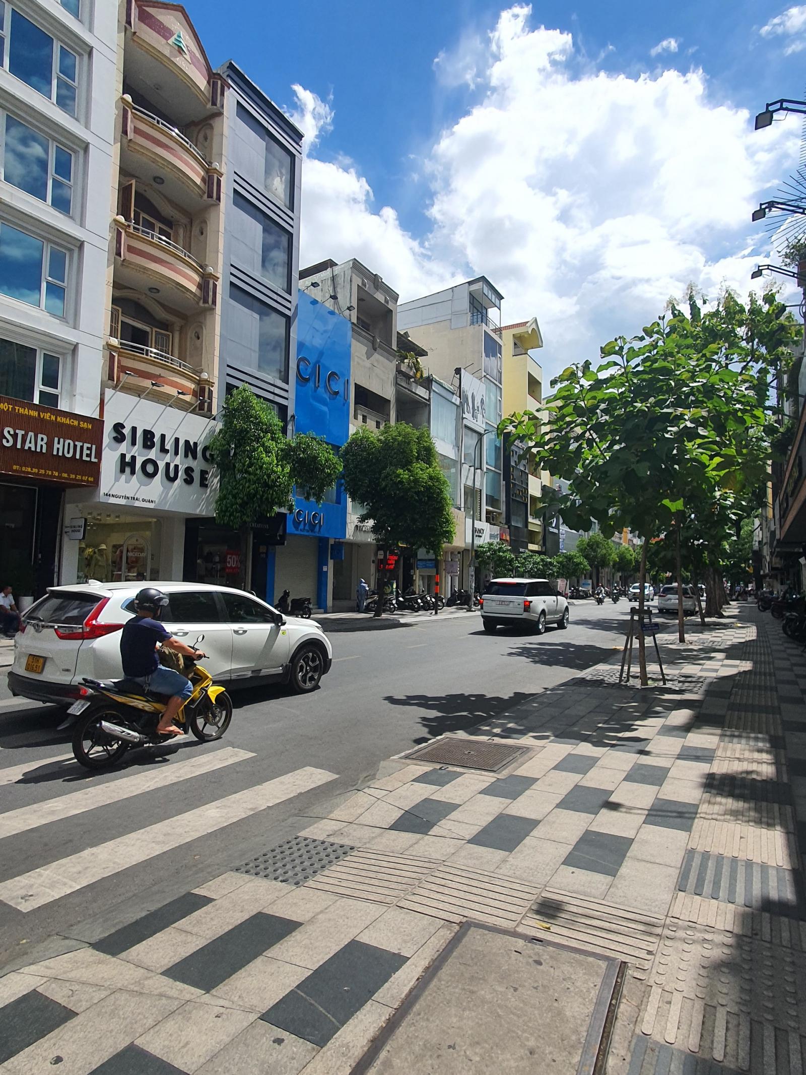 Khuôn đất vuông vắn đường Nguyễn Trãi, P. Bến Thành Quận 1. HĐT 300tr/tháng