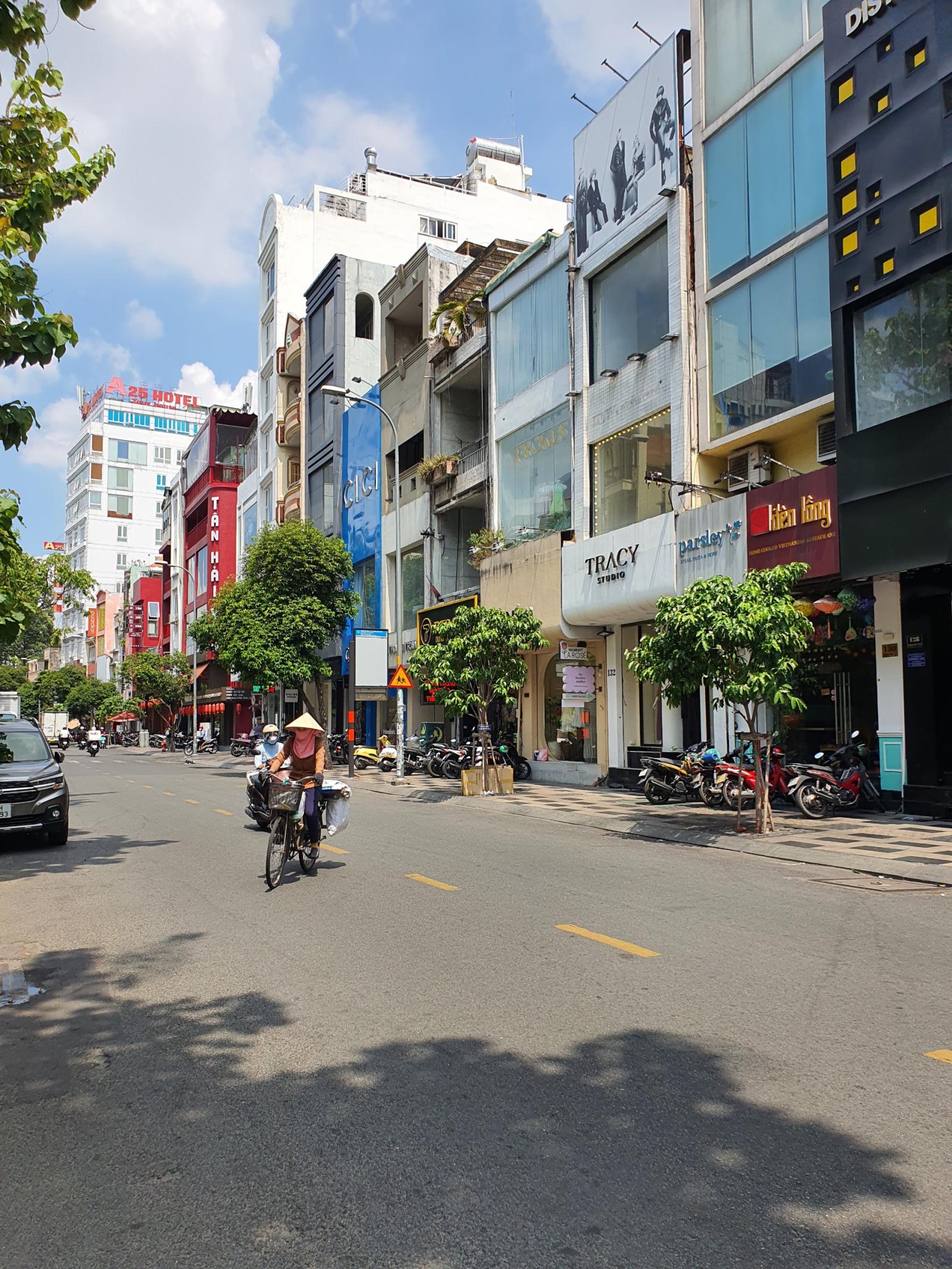 Bán nhà có khuôn đất cực kỳ lớn mặt tiền đường Nguyễn Trãi, phường 3, Quận 5. DT: 15*21m