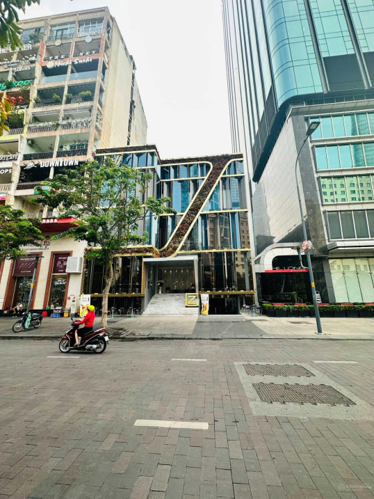 Tòa nhà mặt tiền Nguyễn Văn Thủ (8mx18m) 3 tầng + lửng + sân thượng, HĐT: 90tr/tháng. Giá chỉ 49tỷ
