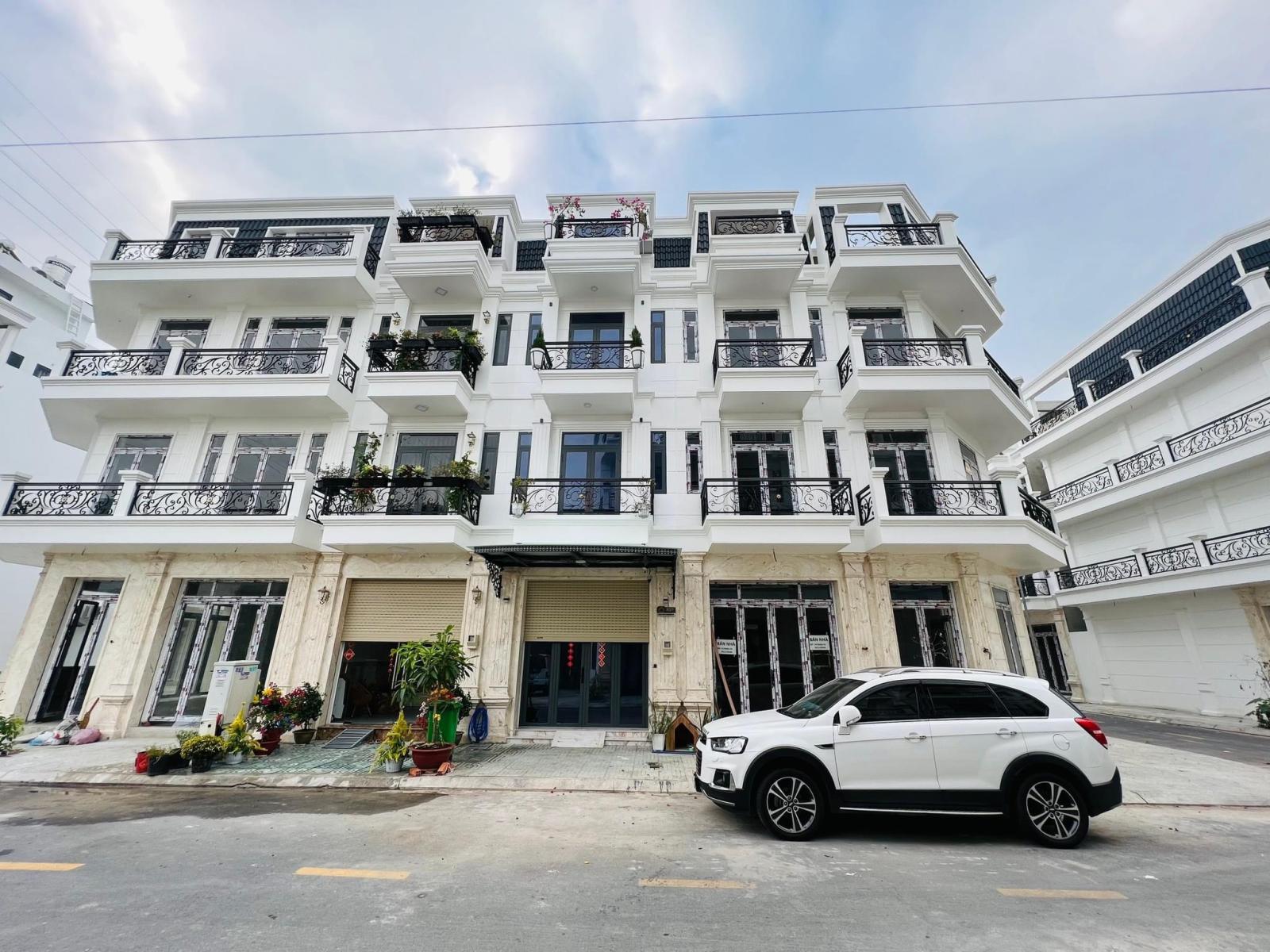 Khu compound có hồ bơi và công viên. DT 4.5x15m. SHR