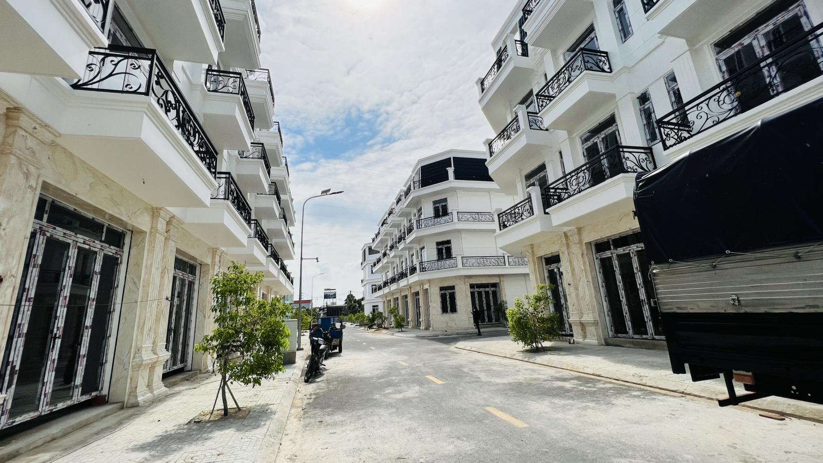 Khu compound có hồ bơi và công viên. DT 4.5x15m. SHR