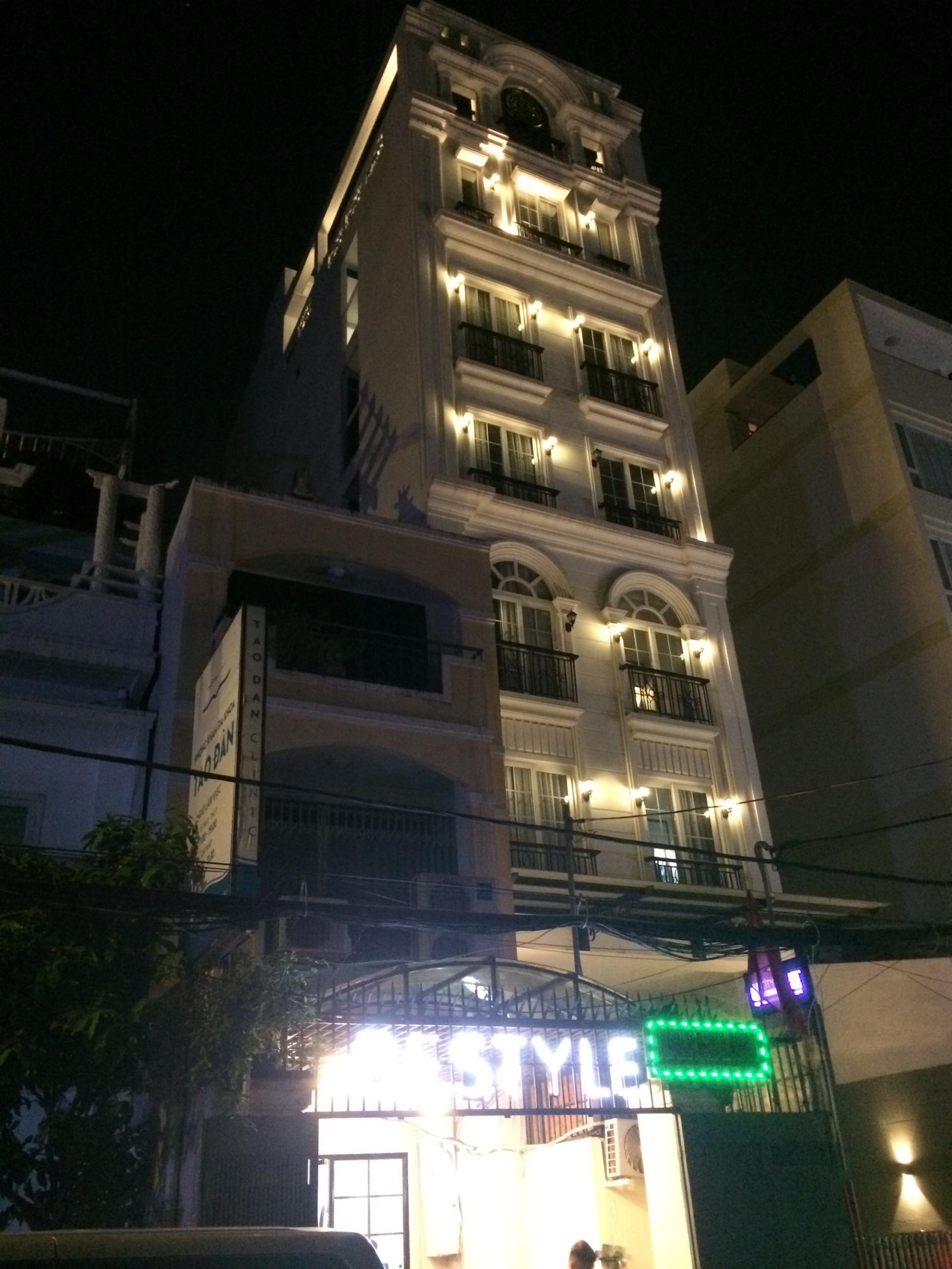 Bán khách sạn mặt tiền Nguyễn Duy Dương, Quận 10 - 6 tầng - thang máy 18.5 tỷ