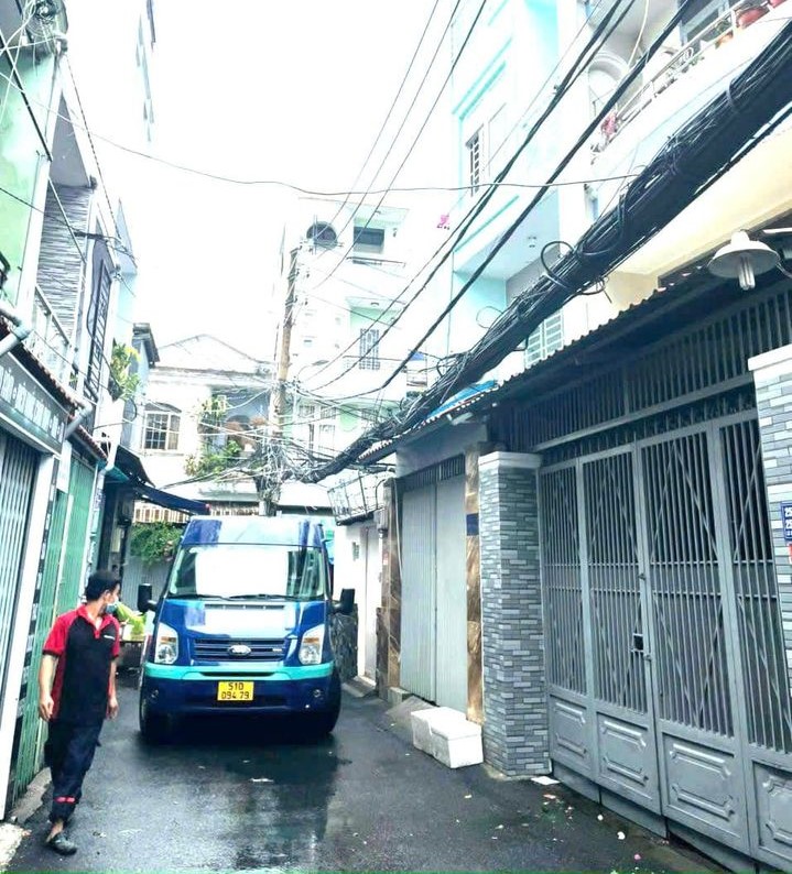 Hẻm xe ô tô 8m thông Quận 11 - Nhà Cấp 4: 3,7x13,5M tiện xây mới - 6,3 tỷ