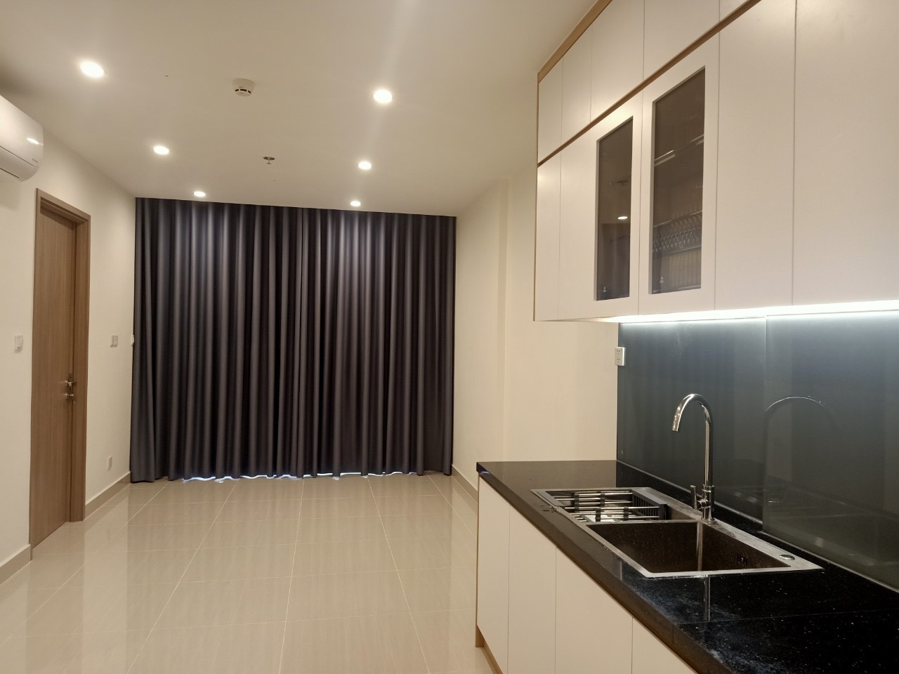 Cho Thuê Căn hộ Khu Đô Thị Vinhomes Grand Park 2PN BẾP RÈM TỦ 6,8TR  LH: 0888816718