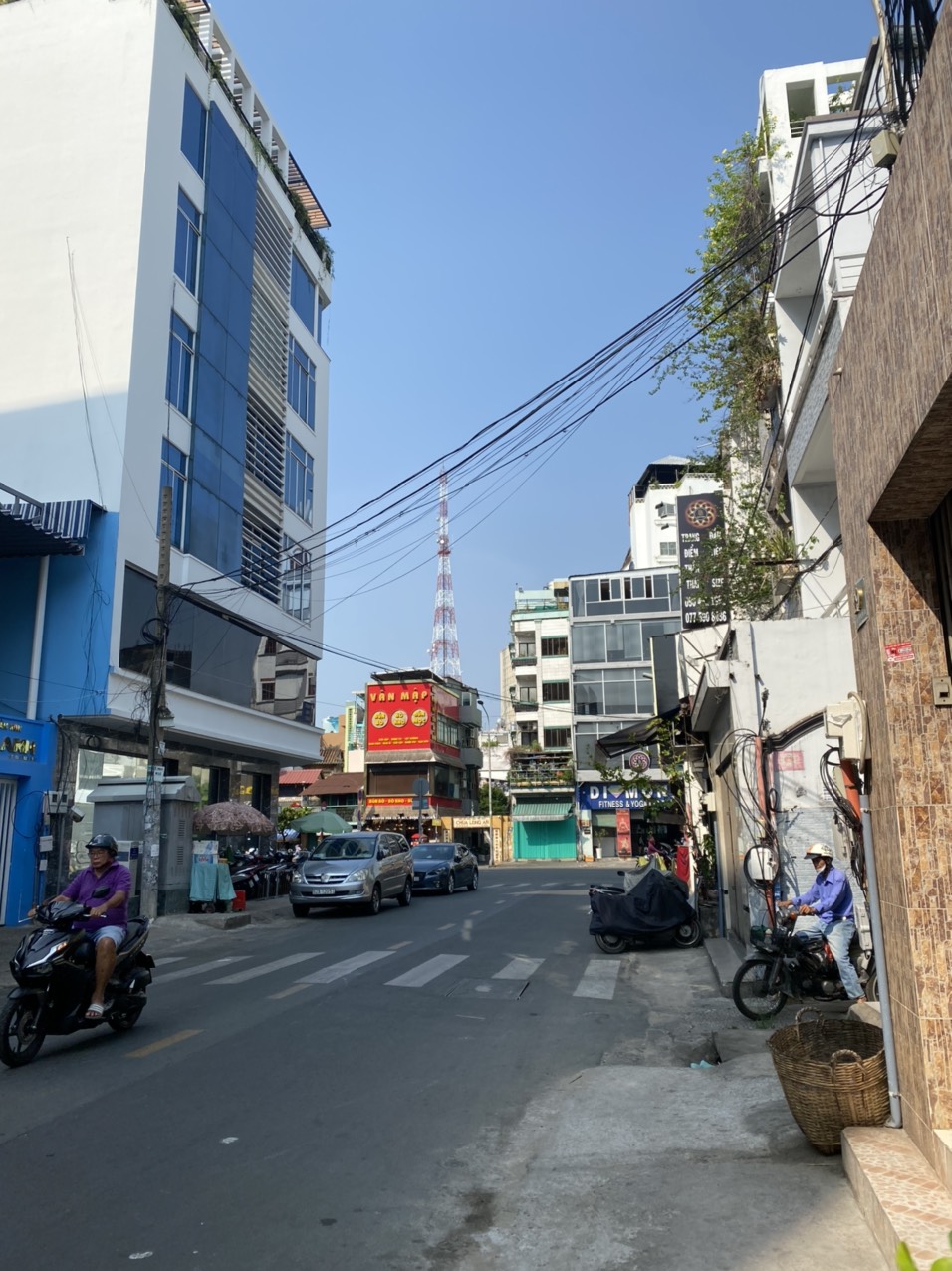 Khu vực quá hiếm! bán khách sạn 12 tầng Mặt tiền bề thế đường Thái Văn Lung, Quận 1
