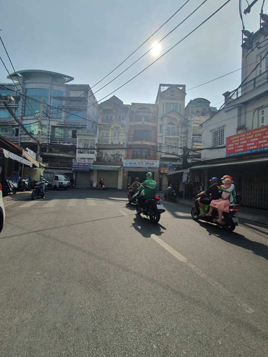 10x28m mặt tiền đường Nguyễn Trọng Tuyển quận Phú Nhuận, nhà 3 lầu