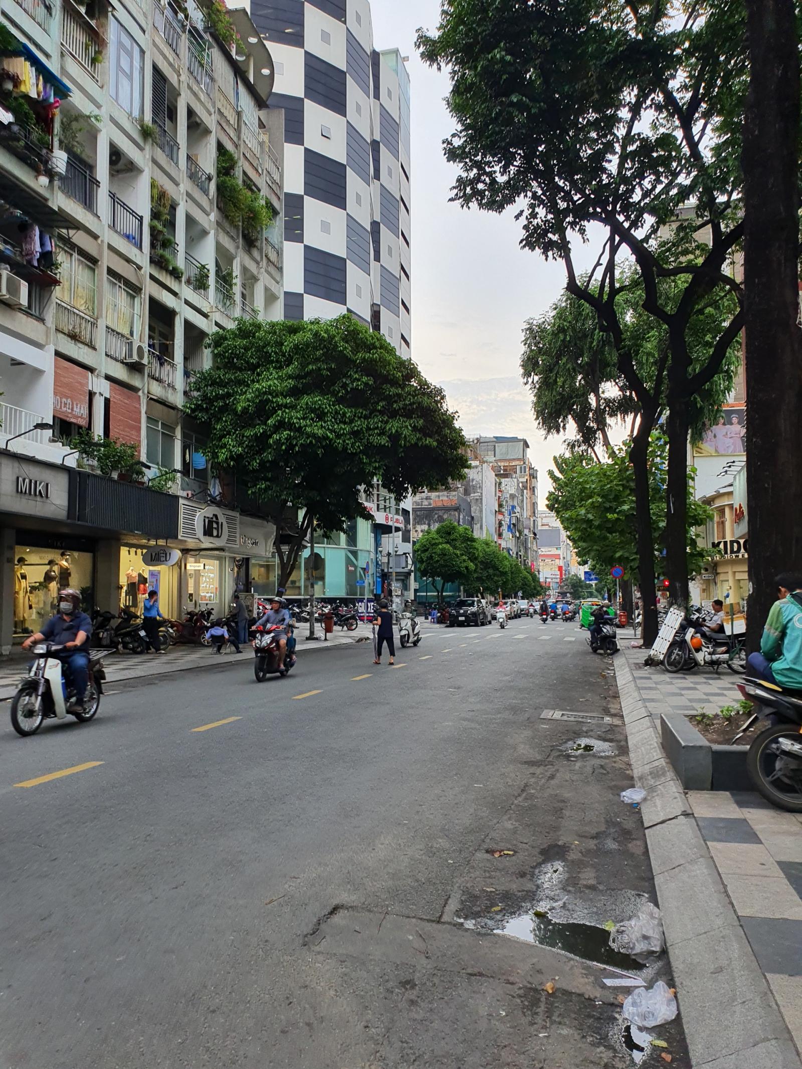 Khách sạn Hầm - 8 tầng, 20 phòng đang kinh doanh mặt tiền đường Nguyễn Trãi. Chỉ 75 tỷ