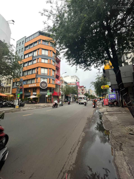 10 x 15m, căn góc 3 lầu kinh doanh cafe Nguyễn Thái Bình - K.300 (giá 24 tỷ TL)