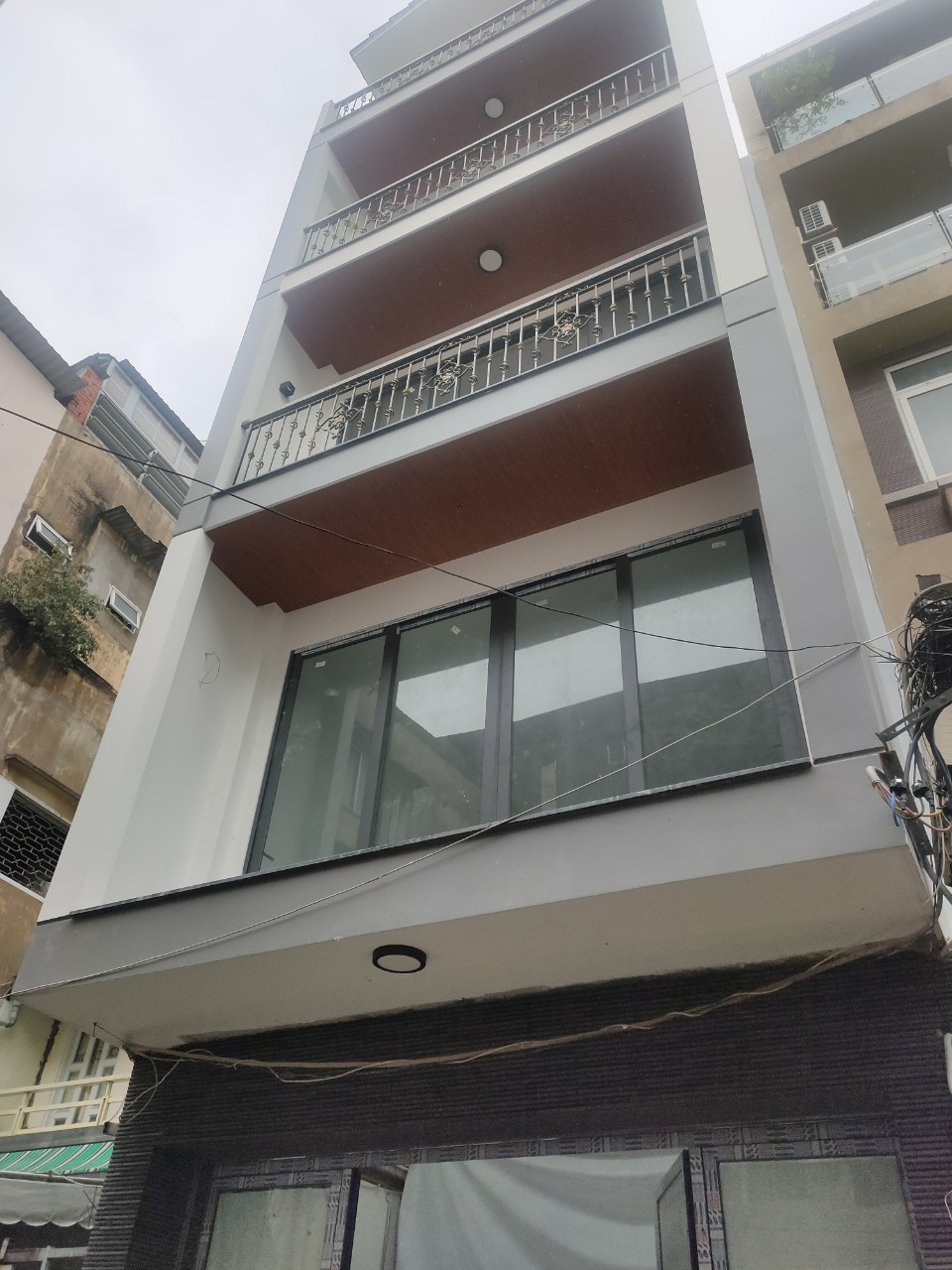 Chính chủ cần bán gấp nhà mặt tiền đường Sư Vạn Hạnh, Quận 10. DT: 4.2x15m, nhà 3 lầu 17.5 tỷ TL