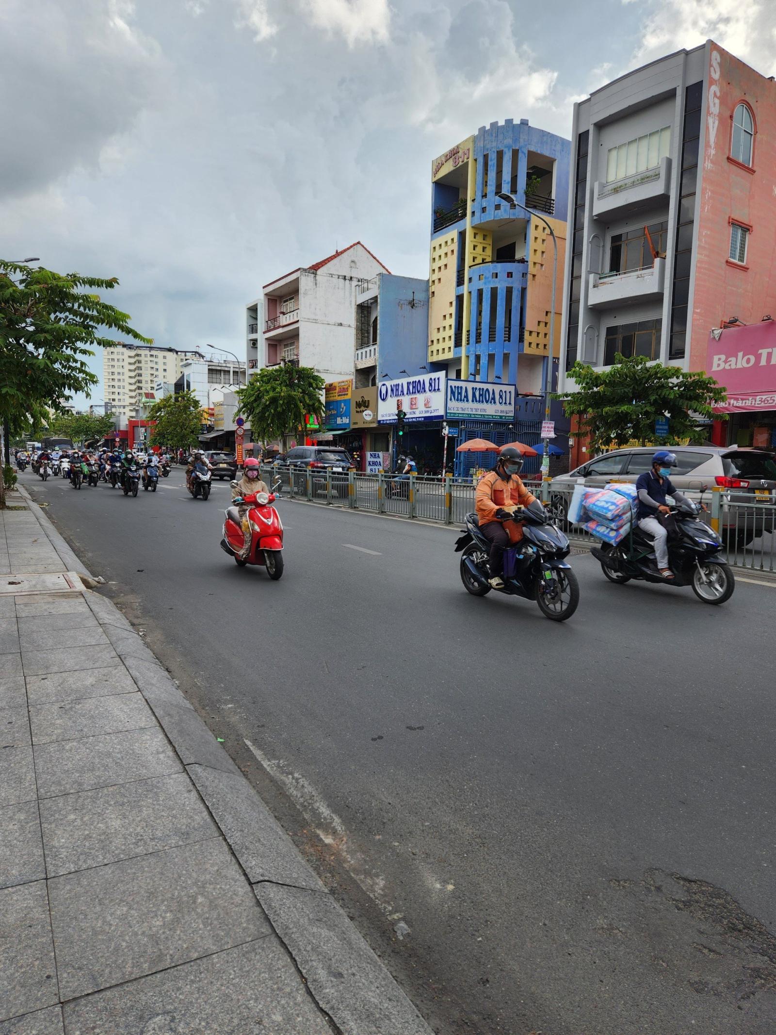 Duy nhất! Toà nhà với thu nhập 60 triệu, vị trí đắc địa Út Tịch- Hoàng Việt, hầm, 5 lầu, giá 23 tỷ