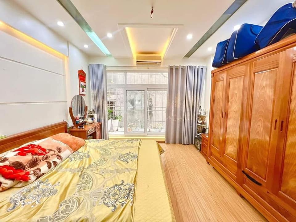 Cần bán gấp !! Nhà HXH hơn 6m đường Núi Thành DT 4x14  gần tòa nhà Etown Building 