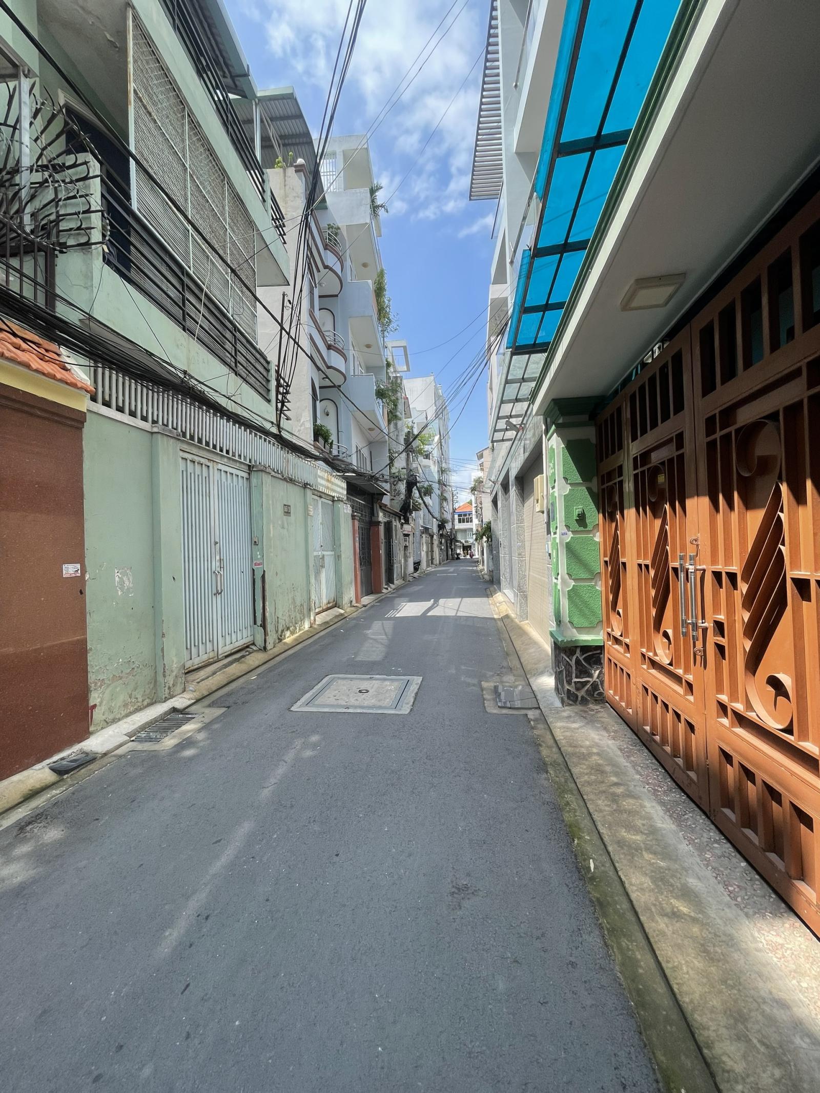 Cần bán gấp !! Nhà HXH hơn 6m đường Núi Thành DT 4x14  gần tòa nhà Etown Building 