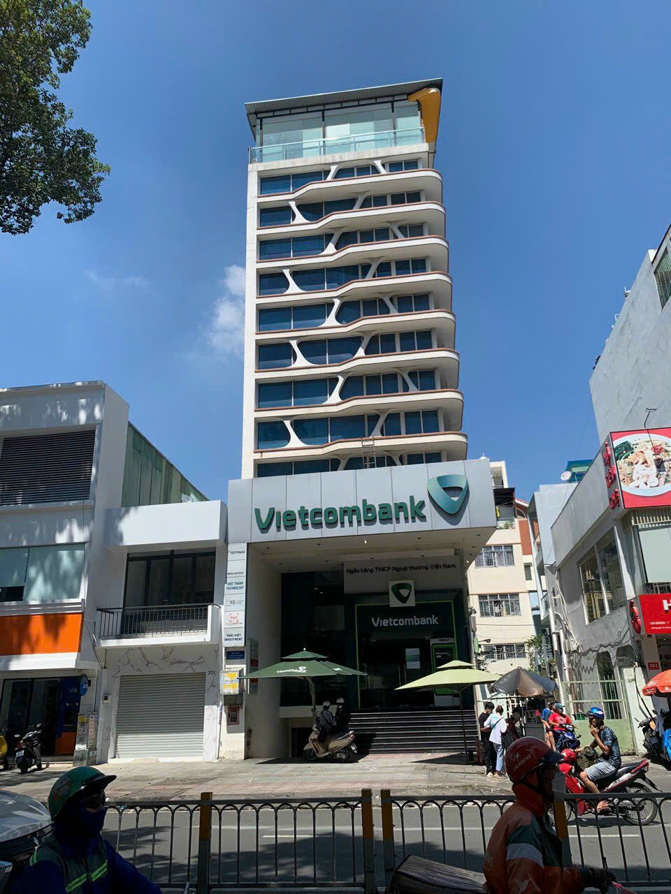 Chị Tôi định cư nên cần bán gấp nhà mặt tiền 186 Nguyễn Tri Phương , P4 Q10.DT 4x18m, HĐT 75tr/th