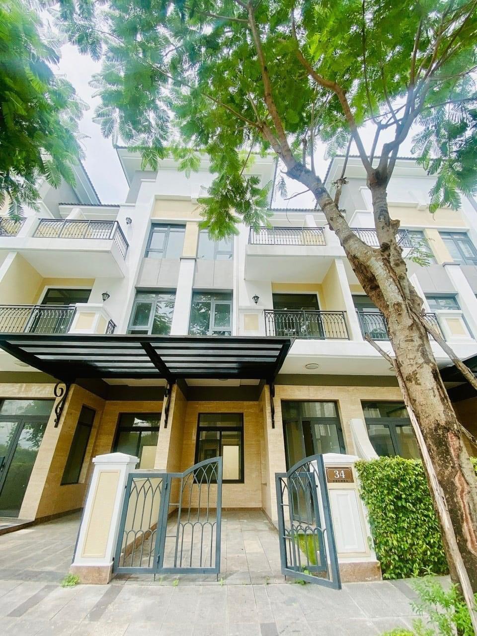 Phan Điền được chính chủ gửi bán nhà phố Verosa Park 6x17.4m nhà thô. Giá rẻ nhất dự án. Gọi Ngay 0982667473