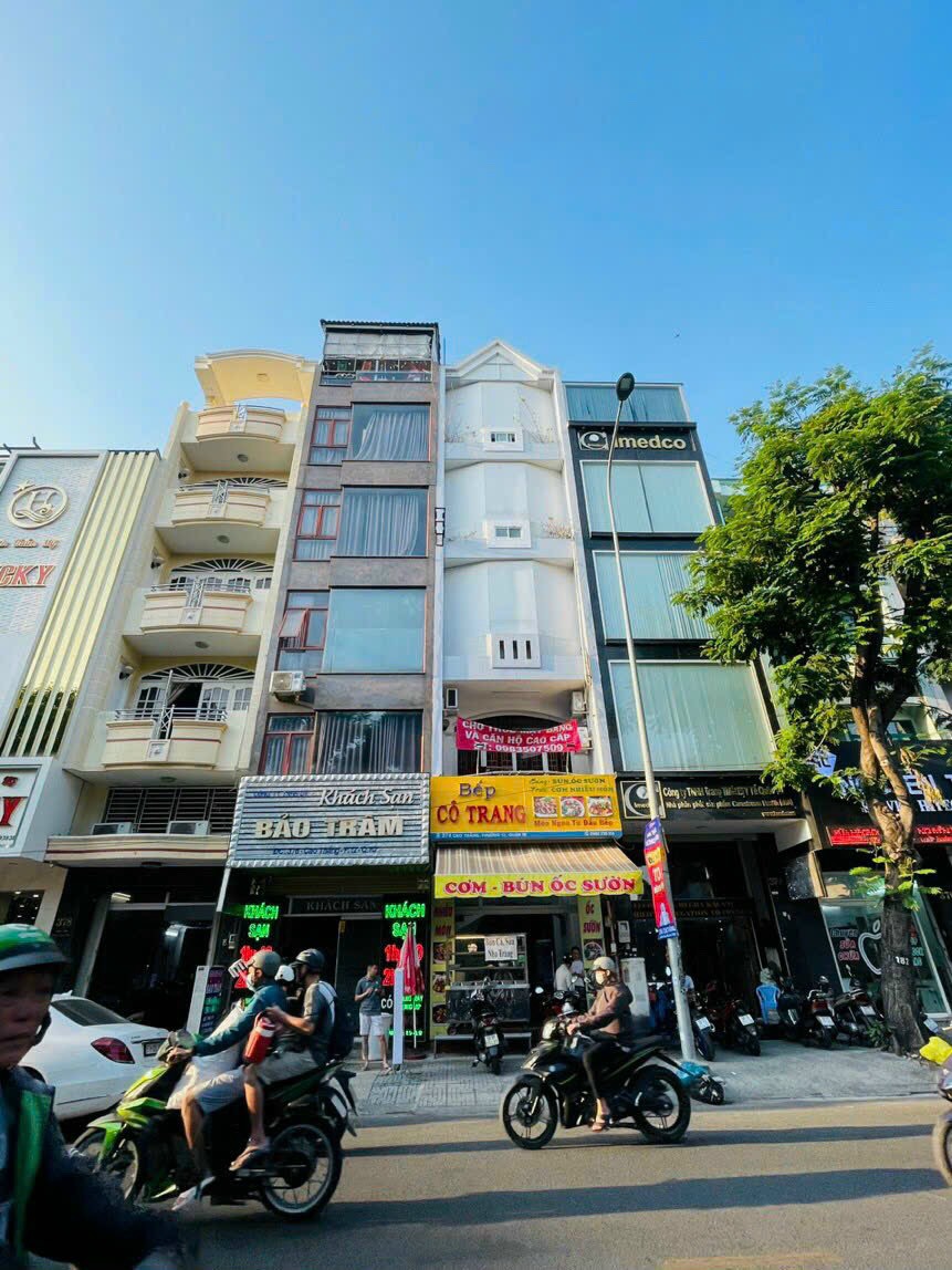 Bán nhà phố Little Tokyo 8A Thái Văn Lung 6,1 x 18 nhà 3 lầu hiện cho thuê giá cao