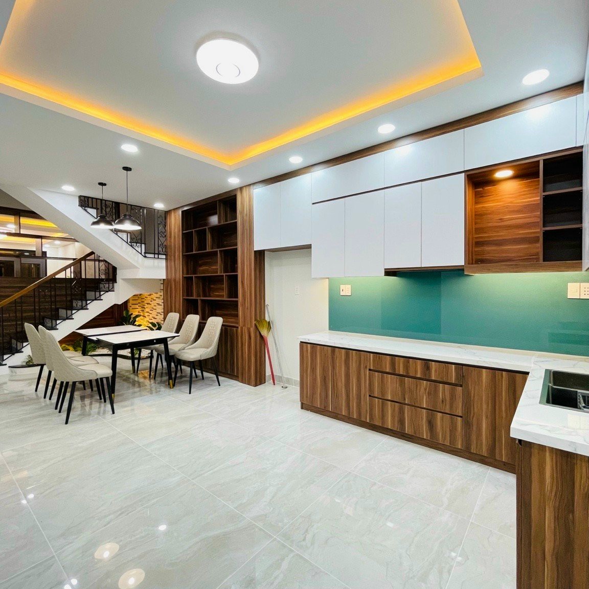 Căn nhà phố đẹp, giá hơn 7 tỷ một xíu, nằm ngay trung tâm Tân Phú, đường Tân Sơn Nhì