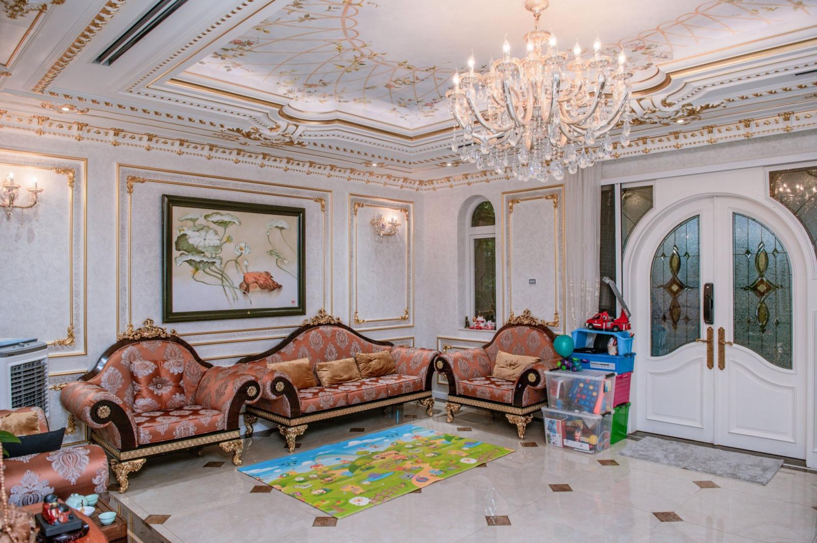 Cần bán nhanh căn biệt thự Chateau VIP nhất khu, rẻ nhất khu, với đầy đủ nội thất, gần sông lớn.