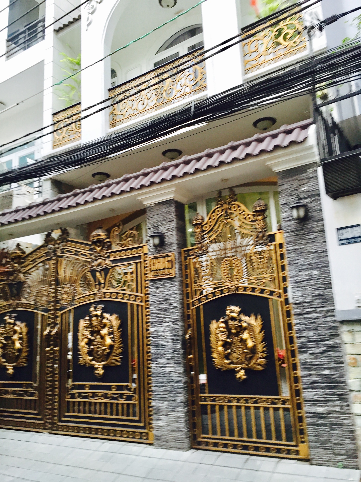 Giảm giá cực sốc - bán gấp nhà mặt tiền Nguyễn Tri Phương - (7x10m) 5 tầng lầu
