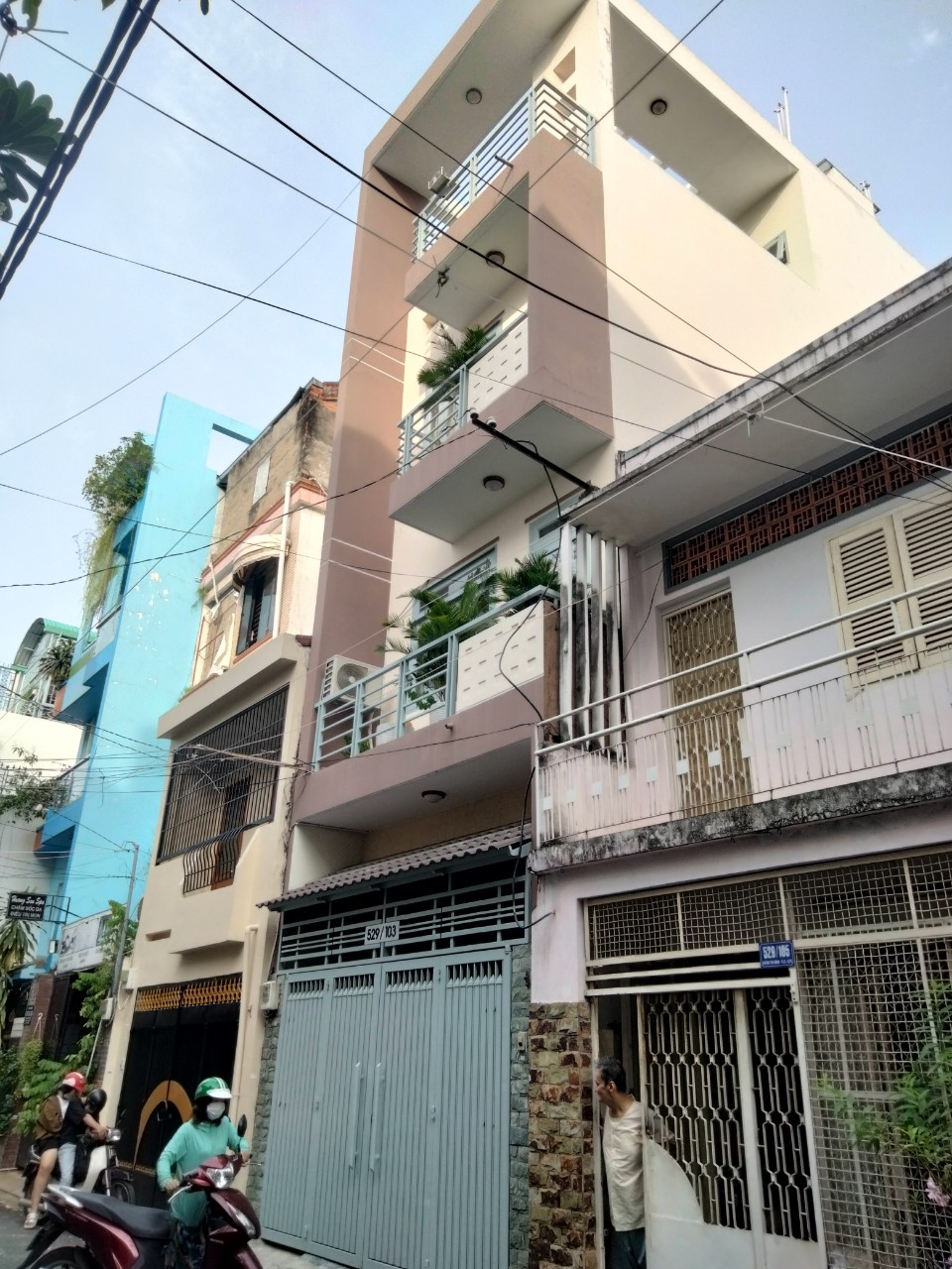 Nhà hẻm 5m ở Phan Văn Trị, Trệt + 2 Lầu  ST nhà hiện đại tiện nghi