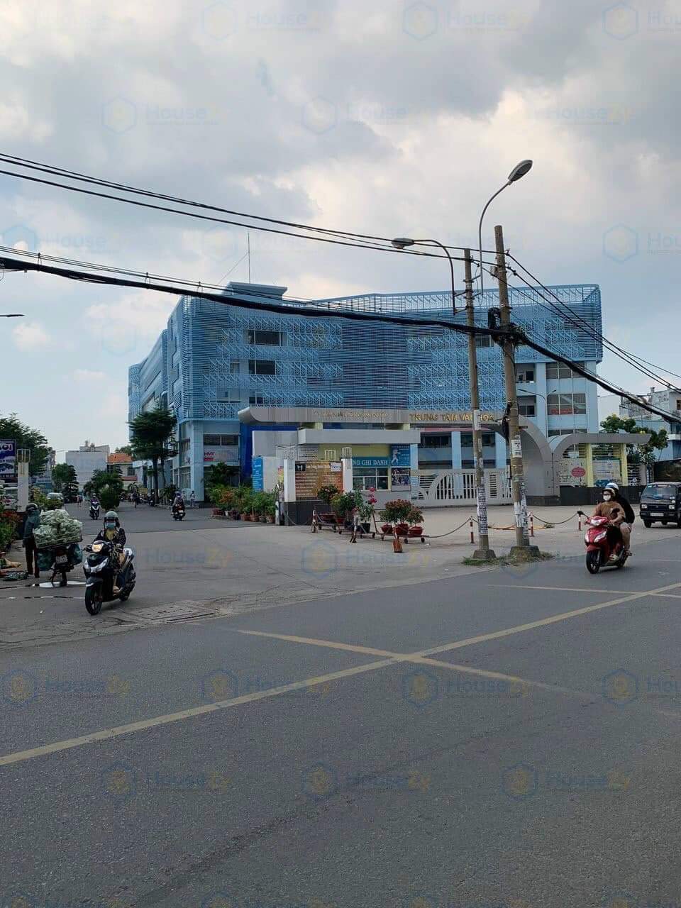NHÀ GẦN TRƯỜNG NGUYỄN DU TRUNG TÂM MUA BÁN SẦM UẤT GÒ VẤP