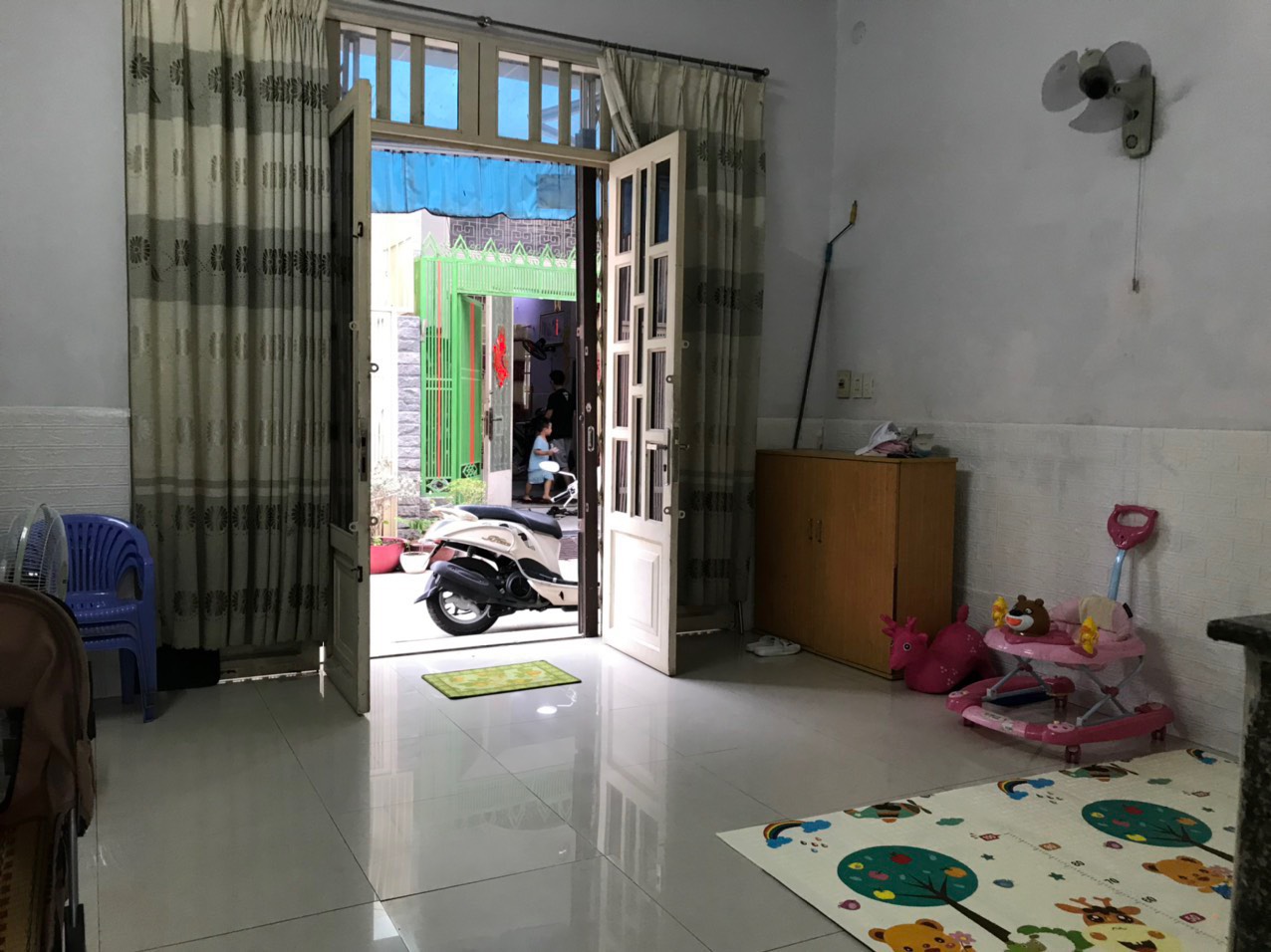 Chủ ngộp, cần bán gấp nhà 1 trệt 2 lầu đường Nguyễn Hồng Đào DT 4.2x10 chỉ 4,7tỷ TL
