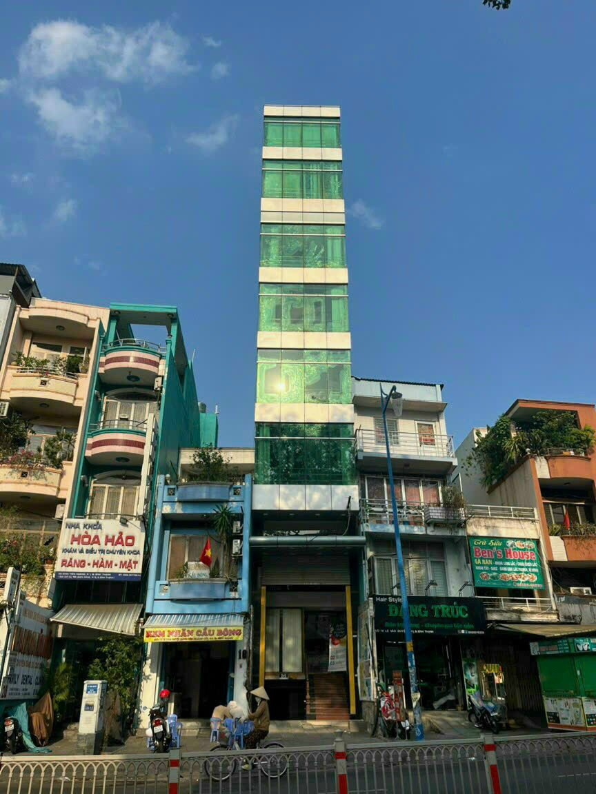 Ông bà lớn tuổi nên muốn bán nhà mặt tiền Hoàng Văn Thụ. (6.5x23m) - 3 tầng. HĐT: 90tr. Giá 20.2 tỷ