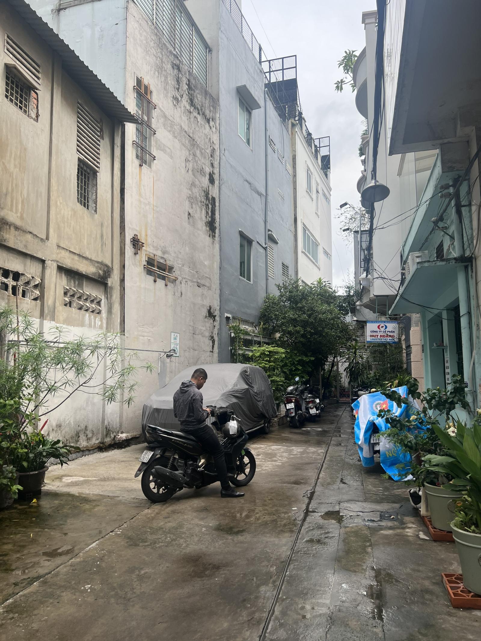 Nhà Hẻm xe hơi ra vào đường Hai Bà Trưng, ngay chợ Tân Định, Quận 1 