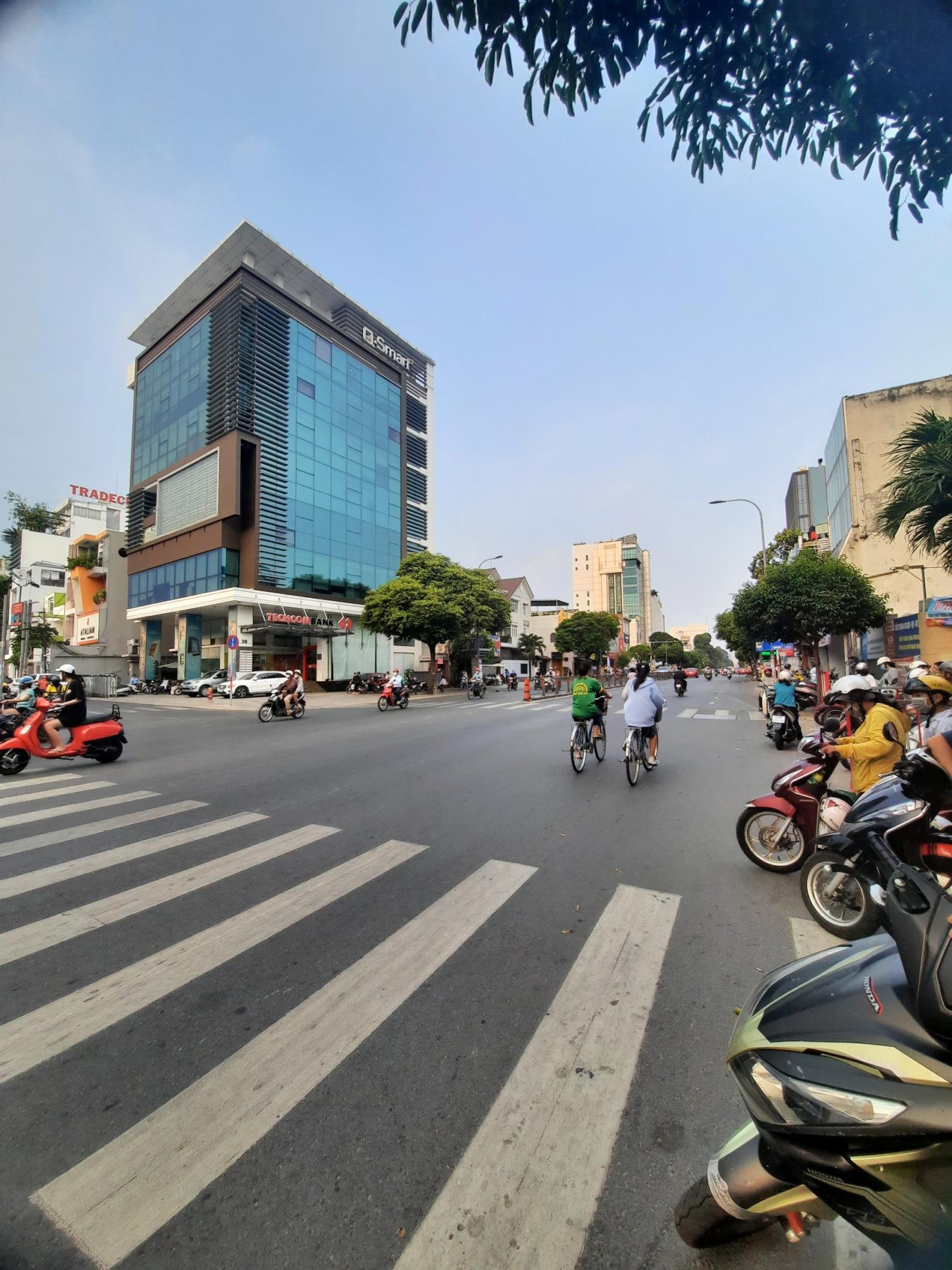 Bán nhà MT Nguyễn Trãi, P. Bến Thành, Q1, DT: 4x20m 4 lầu HDT 200tr/tháng giá bán 55 Tỷ
