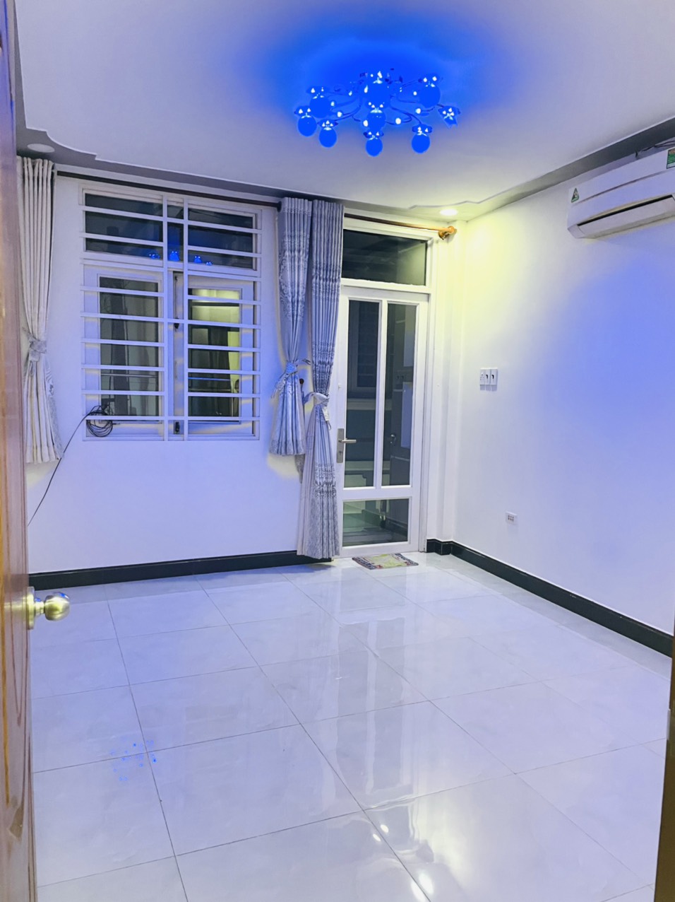 Nhà bé bé xinh xinh trung tâm quận 1, 3,45x12m, 2 tầng nhà mới giá 5,1 tỷ TL