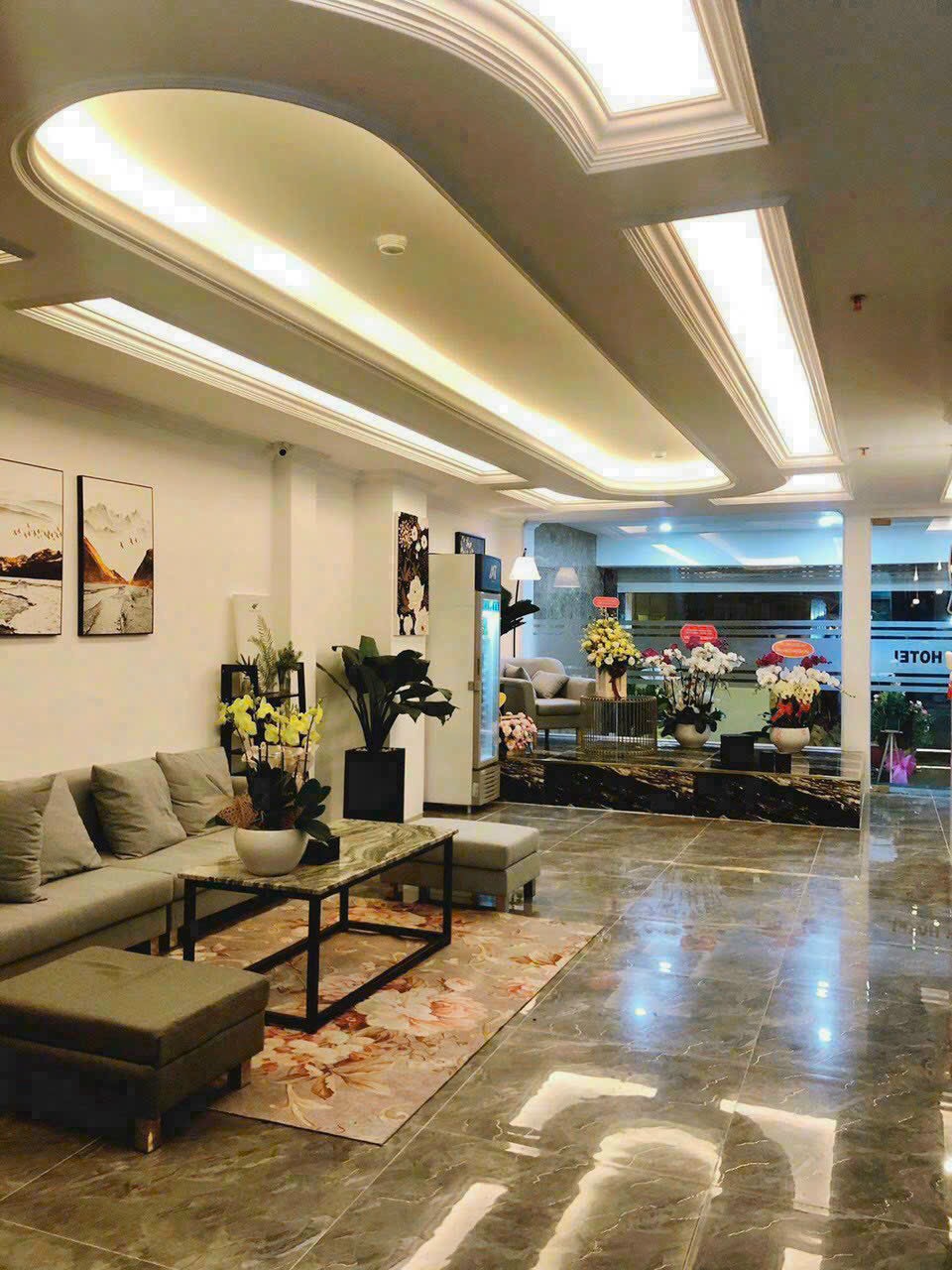 Bán khách sạn 2 sao, khu sân bay Quận Tân Bình - HĐ thuê 100tr/th 