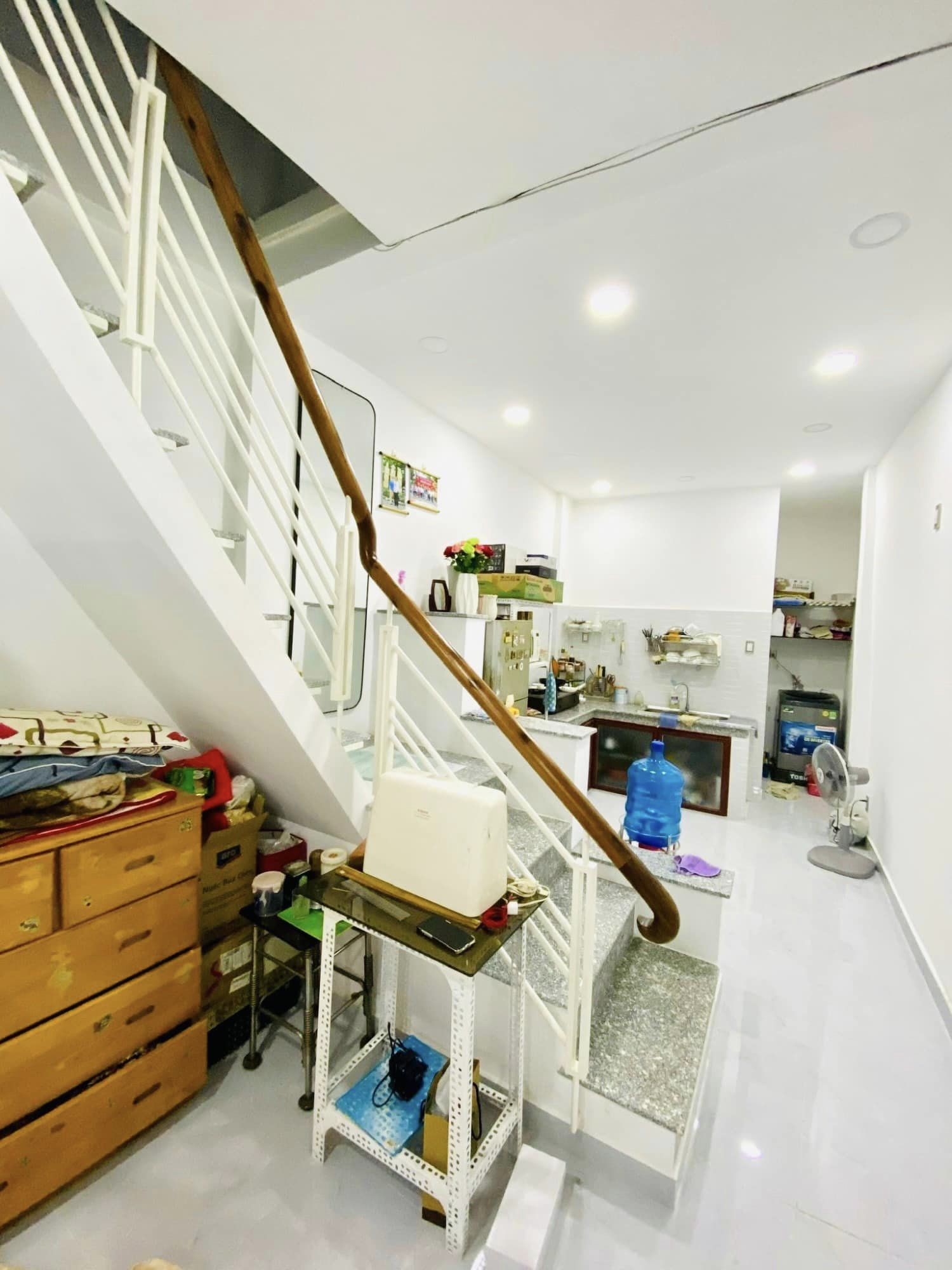 Cần bán gấp nhà 48 m2, 2 tầng, ngay trung tâm Q 4, chỉ với 3 Tỷ 990 (Đã giảm 360 Triệu)
